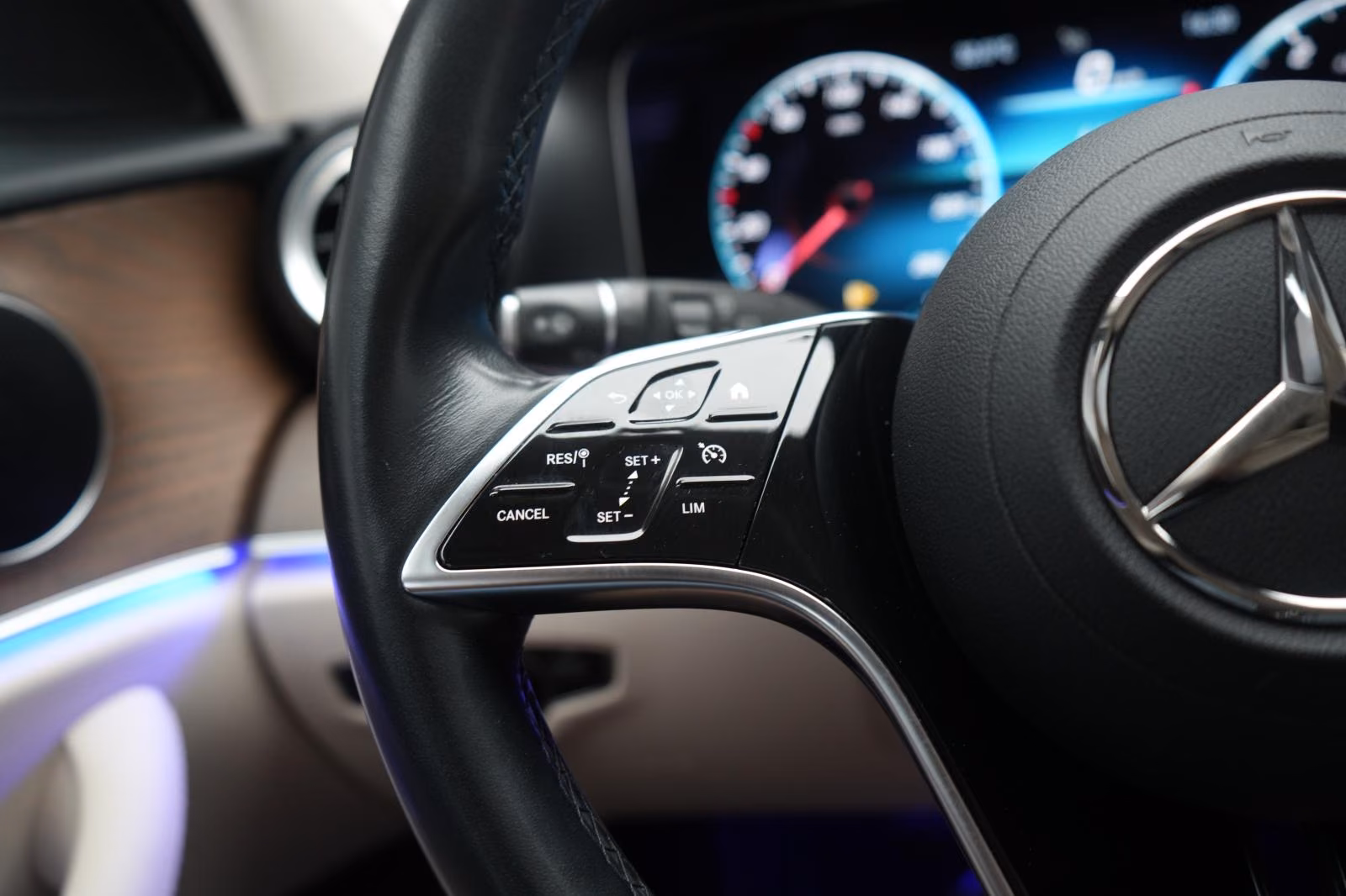 (B-724) Mercedes-Benz(Hybrid) E 300 de T 9G-Tronic AMG CarPlay/Temp/Kamera - Image 15
