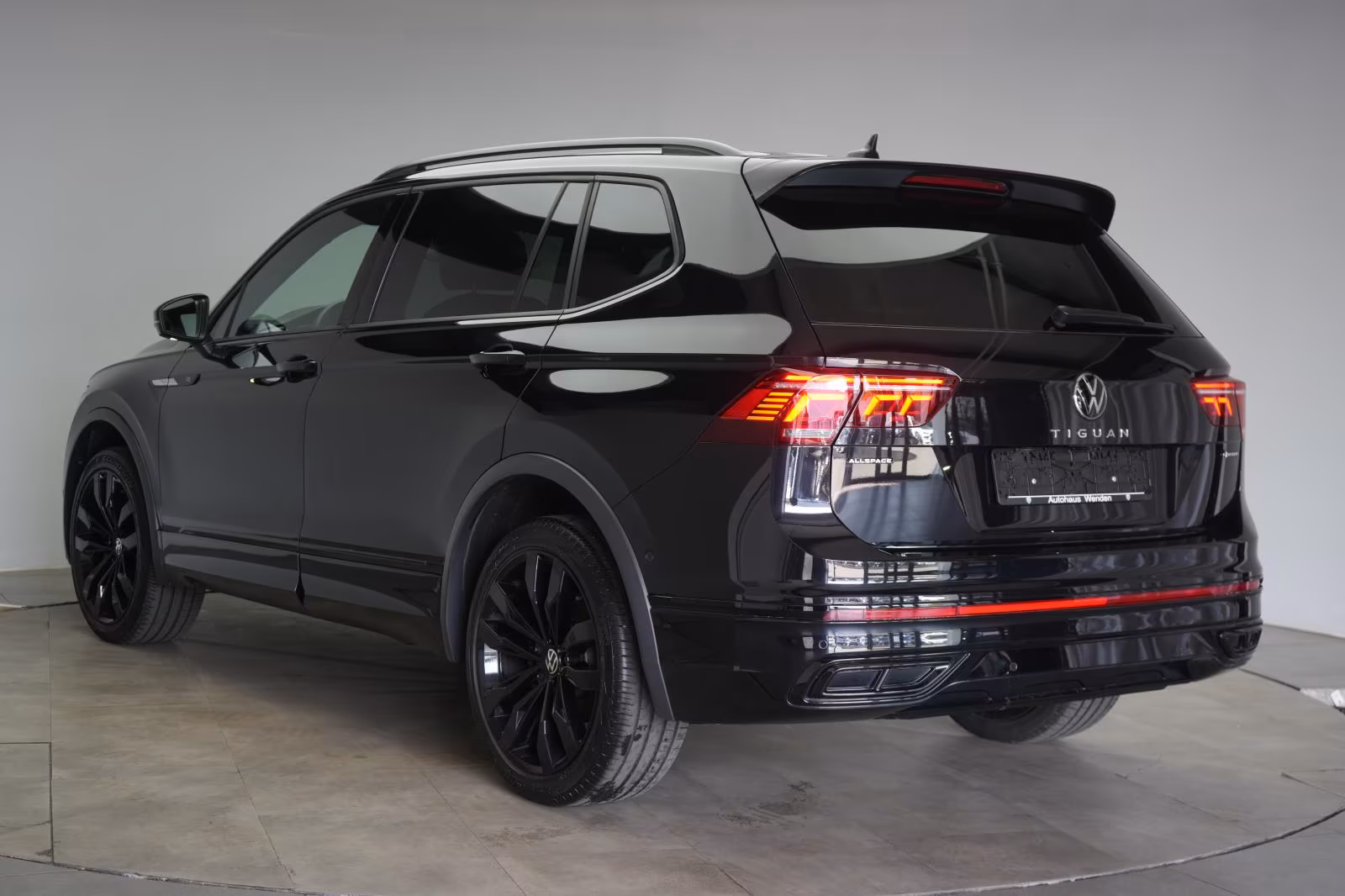 (B-347) Volkswagen Tiguan Allspace 2.0 TDI 4Motion DSG R-Line ACC/K - Image 4