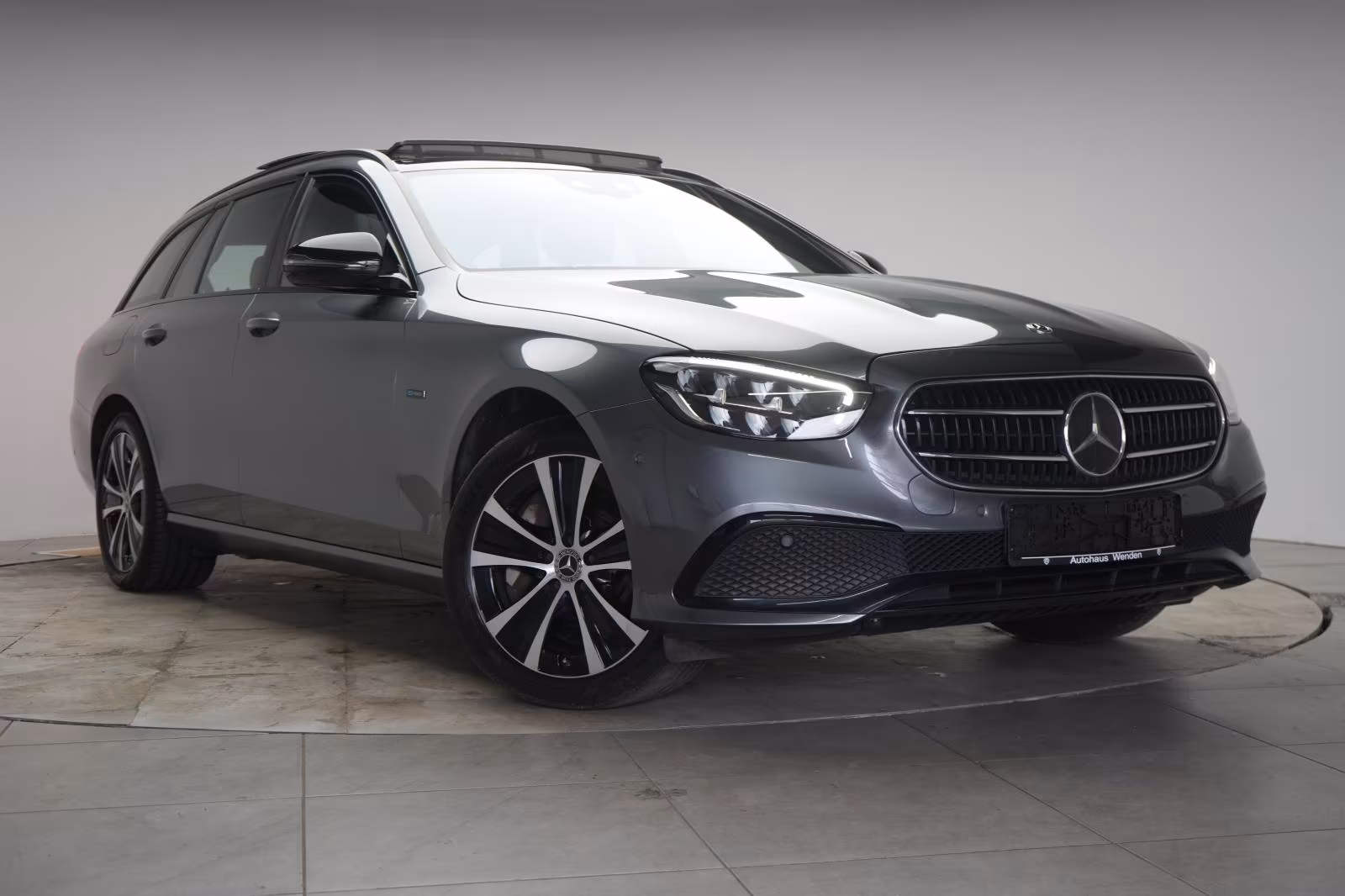 (B-341) Mercedes-Benz(Hybrid) E 300 de 4Matic T 9G-Tronic Avantgarde Leder/Dis - Image 1