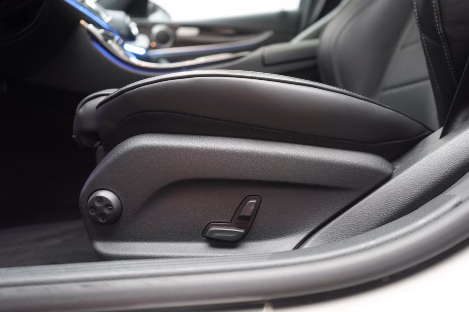 (B-093) Mercedes-Benz(Hybrid) E 300 e 9G-Tronic AMG Line - Image 16