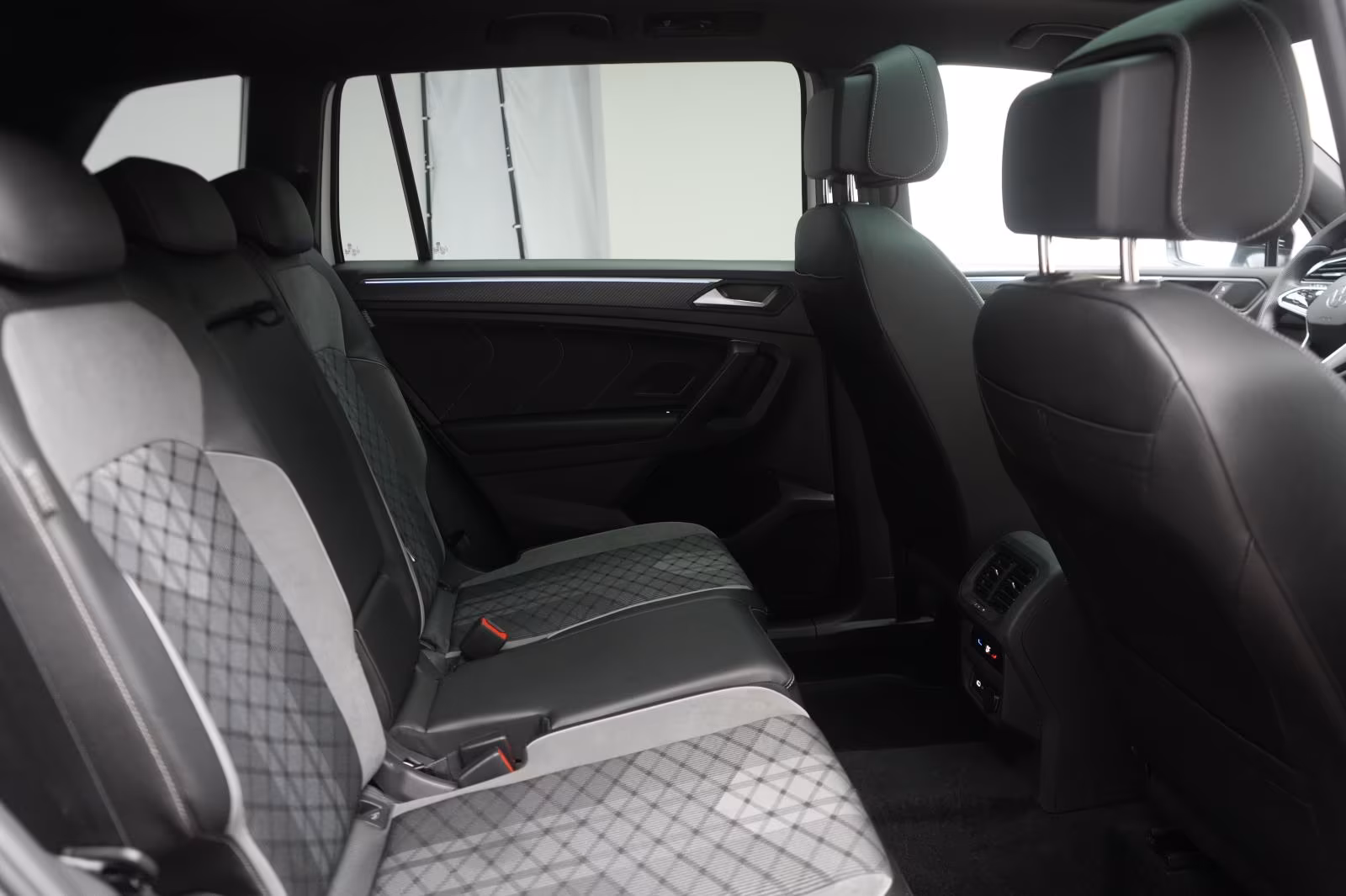 (B-314) Volkswagen Tiguan Allspace 2.0 TDI 4Motion DSG R line Navi/ - Image 4