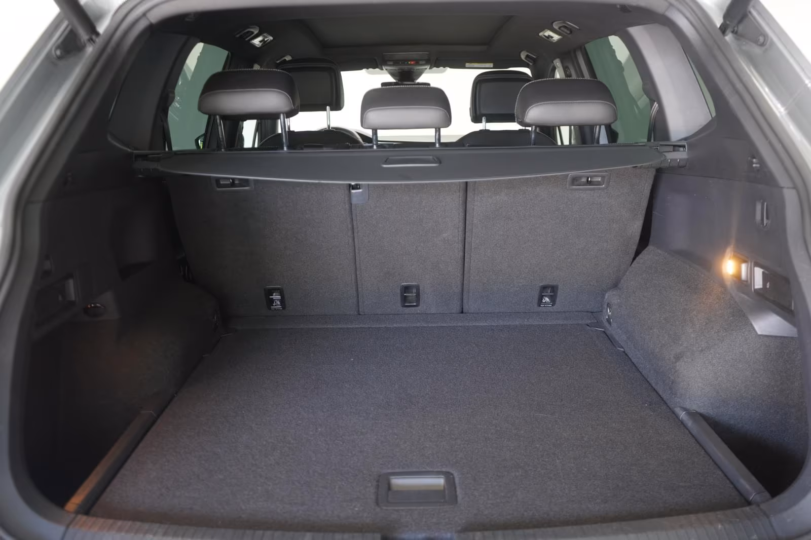 (B-592) Volkswagen Tiguan Allspace 2.0 TDI 4Motion DSG Highline R l - Image 26