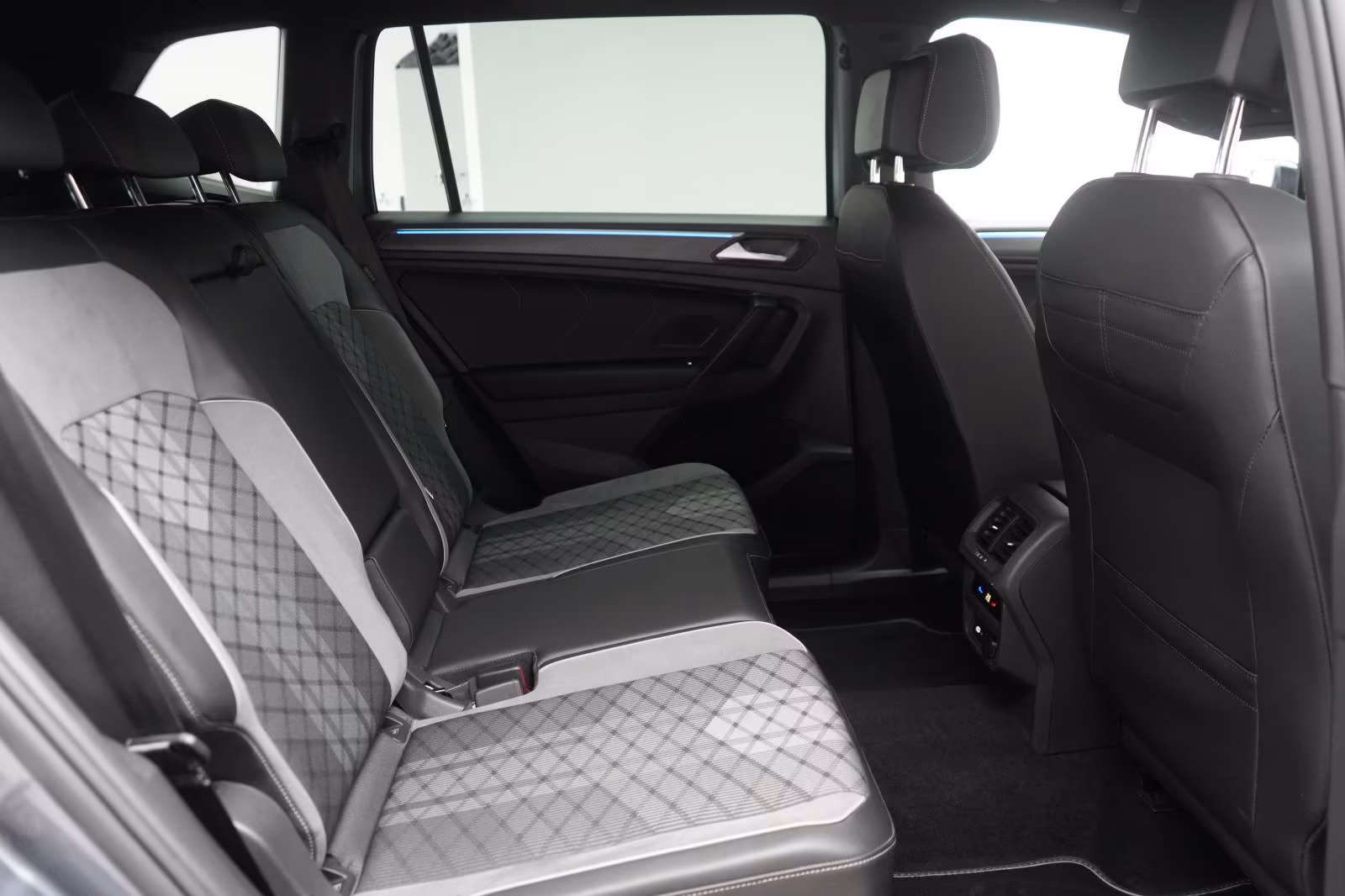 (B-537) Volkswagen Tiguan Allspace 2.0 TSI 4Motion DSG R-Line ACC/K - Image 11