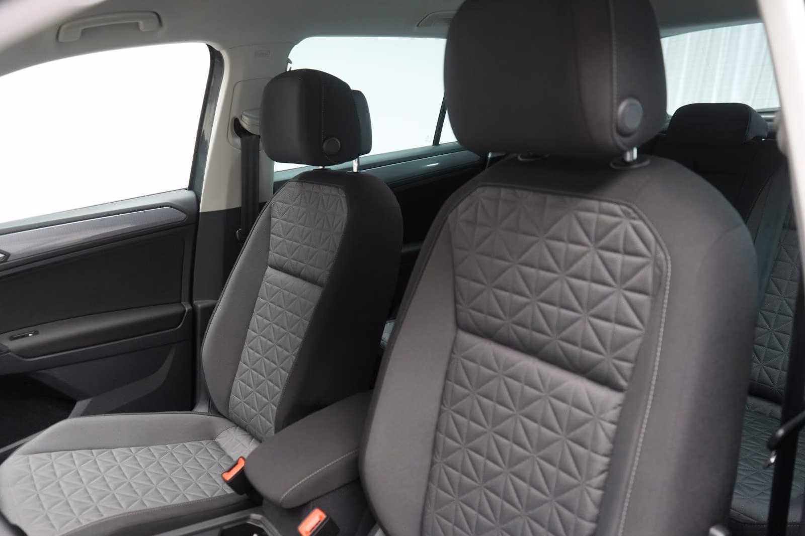(B-521) Volkswagen Tiguan 2.0 TDI 4Motion Life CarPlay/ACC/Lane/AHK - Image 7