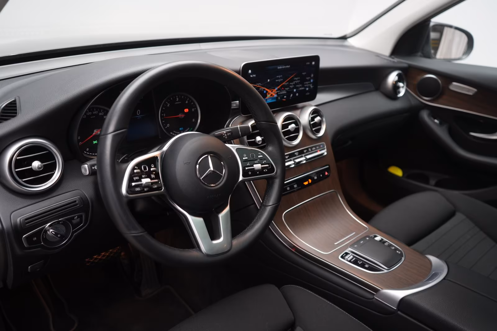 (B-219) Mercedes-Benz(Hybrid) GLC 300 de 4Matic 9G-Tronic CarPlay/Temp/Kam - Image 7