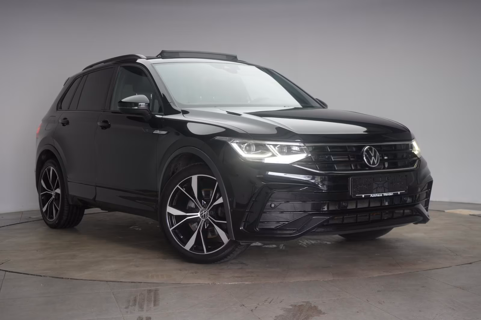 (B-722) Volkswagen Tiguan 2.0 TDI 4Motion R line ACC/Kamera/H&K/Pan - Image 1