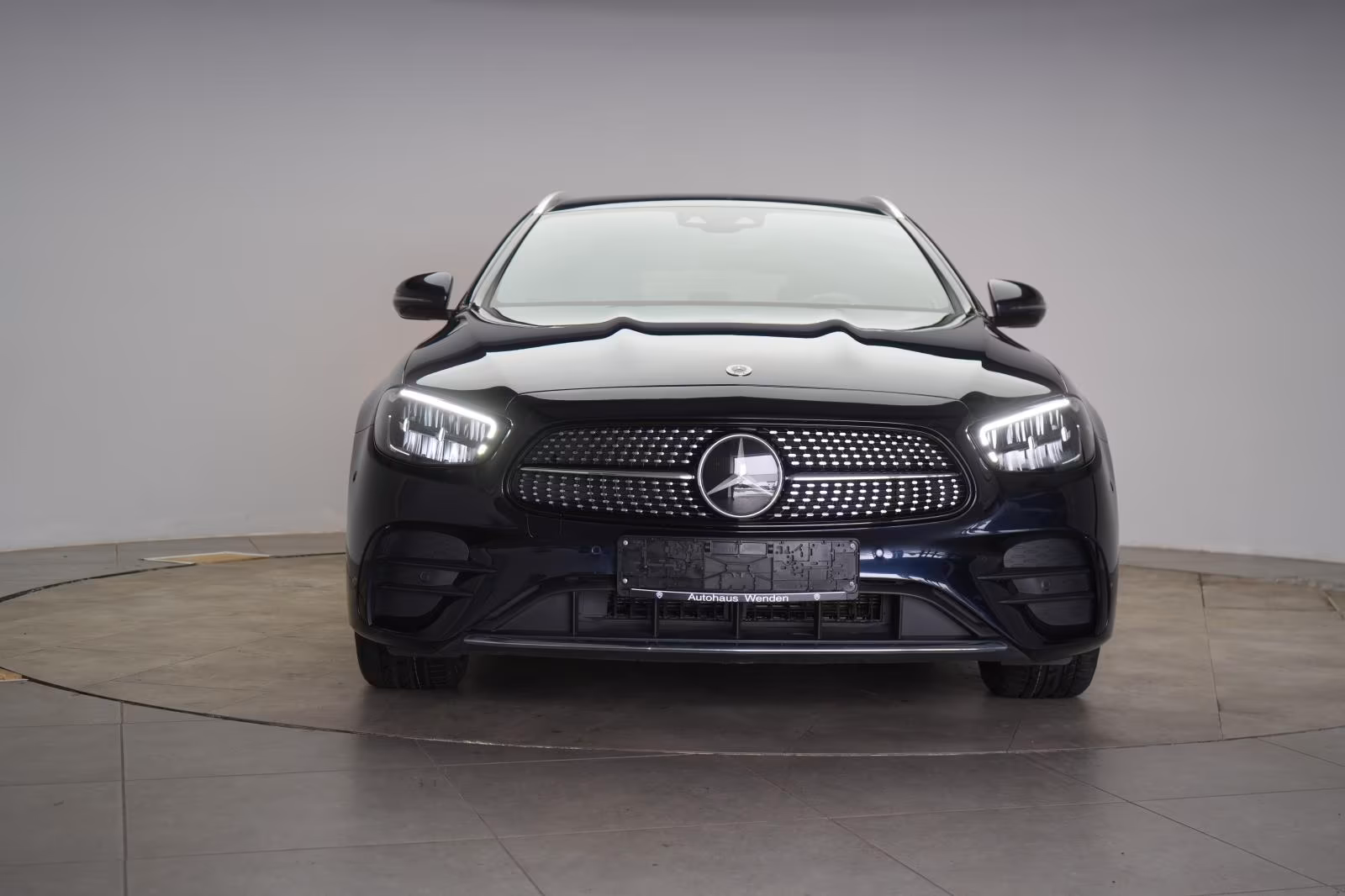 (B-259) Mercedes-Benz(Hybrid) E 300 e T 9G-Tronic AMG Distronic/Kamera/AHK/L - Image 2