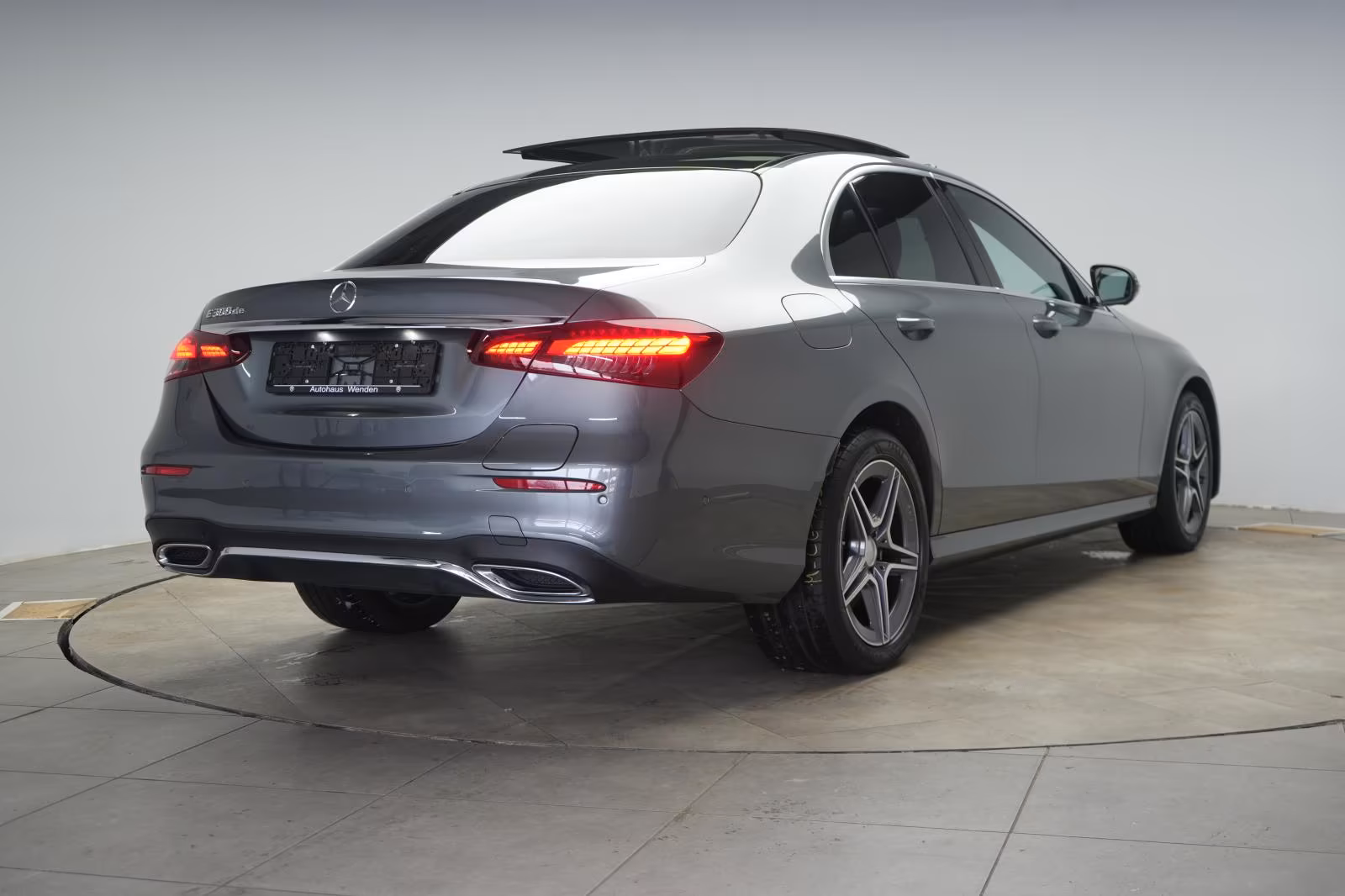 (B-355) Mercedes-Benz(Hybrid) E 300 de 9G-Tronic AMG Distronic/Kamera/Pano/L - Image 5