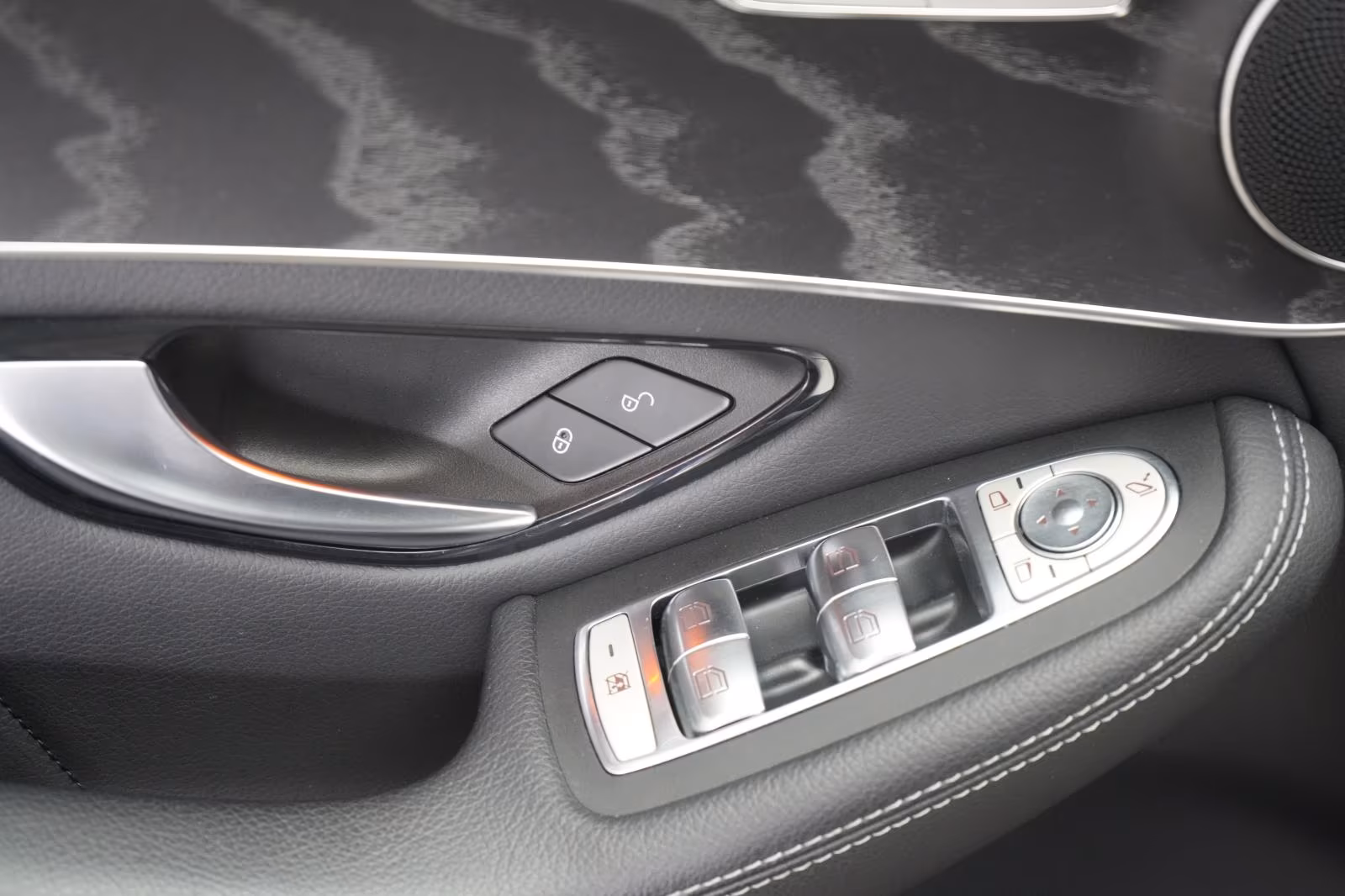 (B-084) Mercedes-Benz(Hybrid) GLC 300 de 4Matic 9G-Tronic AMG Line CarPlay/ - Image 15