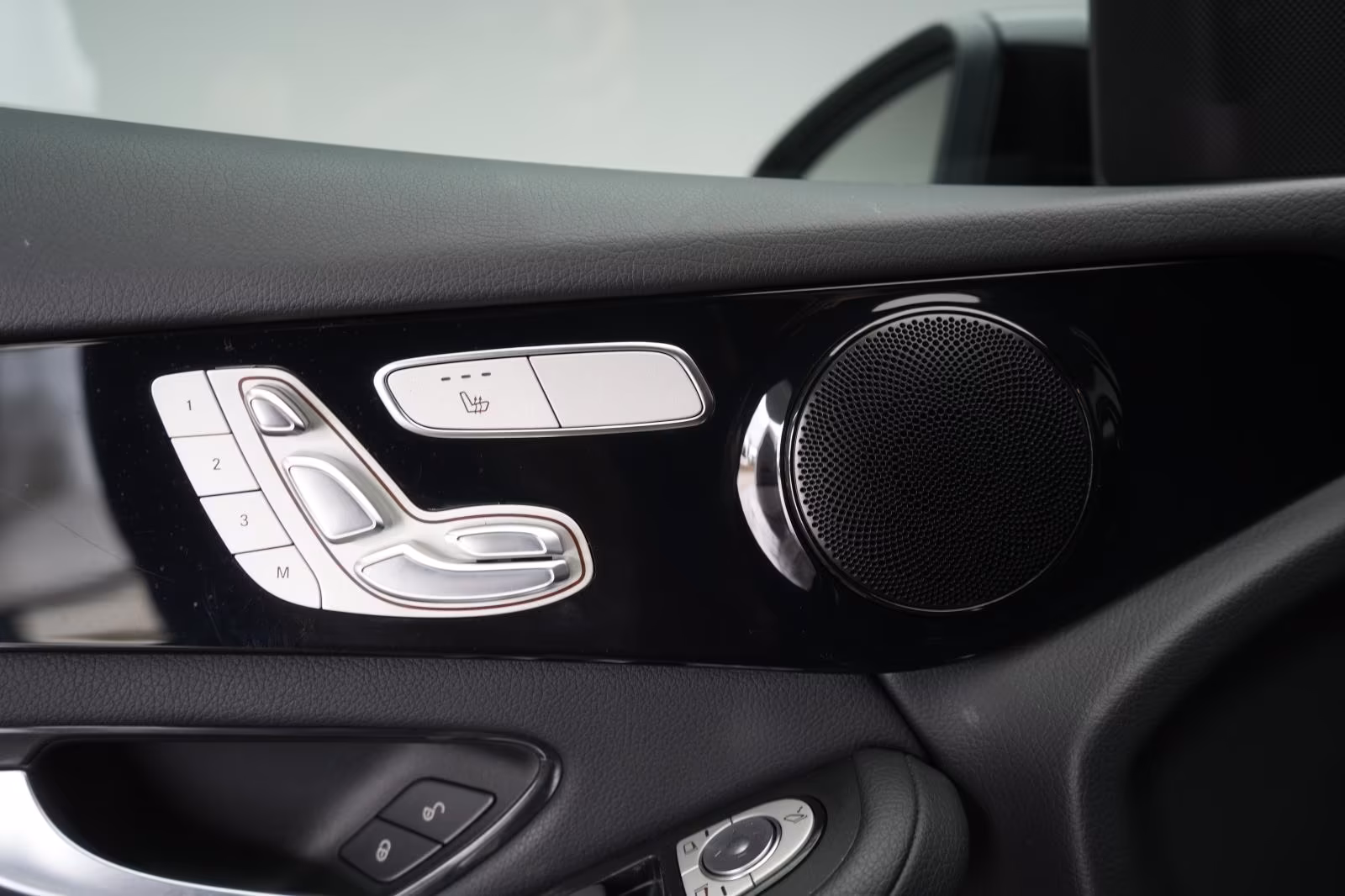 (B-354) Mercedes-Benz(Hybrid) GLC 300 de 4Matic 9G-Tronic Leder/Temp/Kamera - Image 12