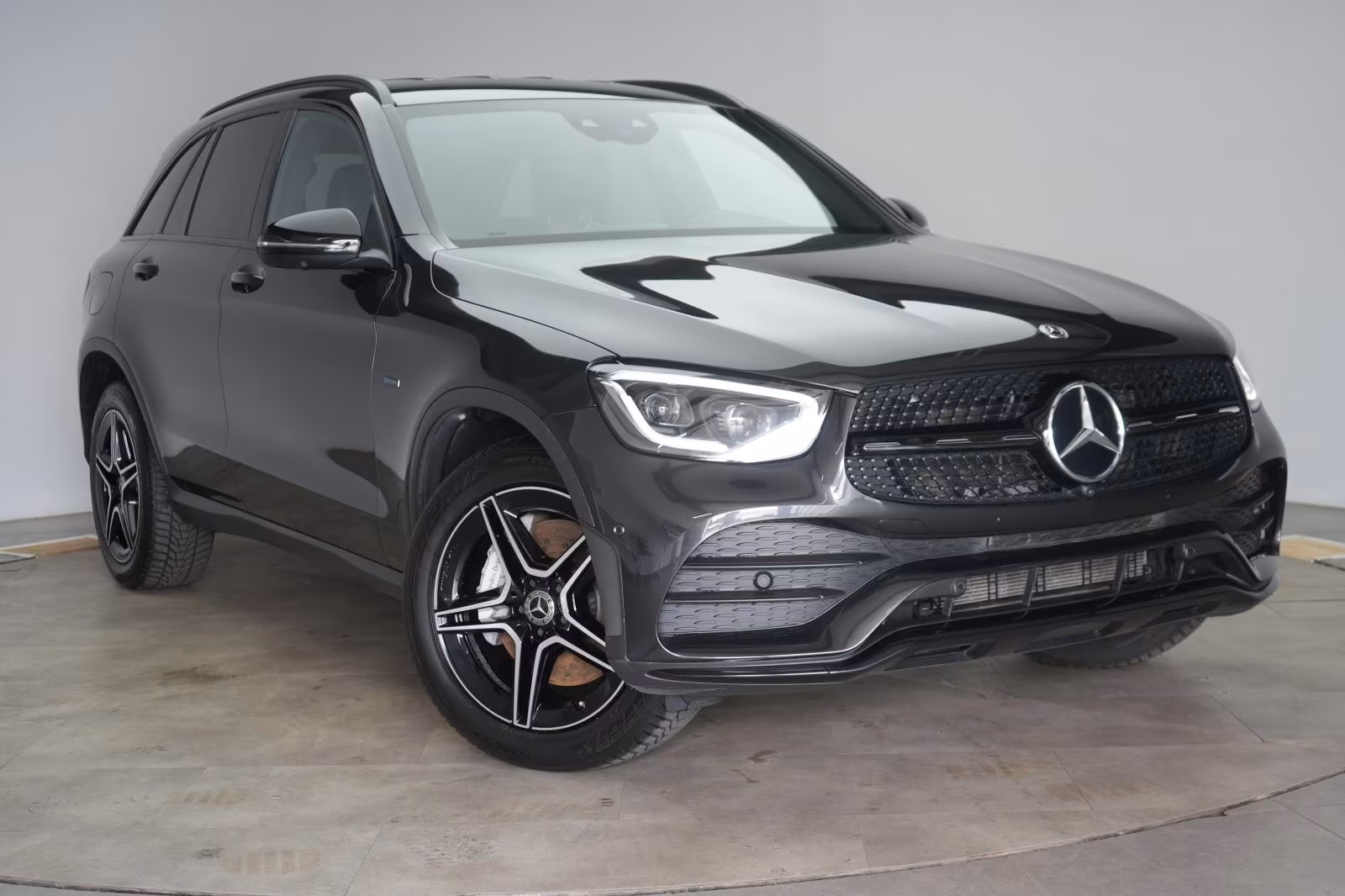 (B-304) Mercedes-Benz(Hybrid) GLC 300 de 4Matic 9G-Tronic AMG Temp/Kamer - Image 1