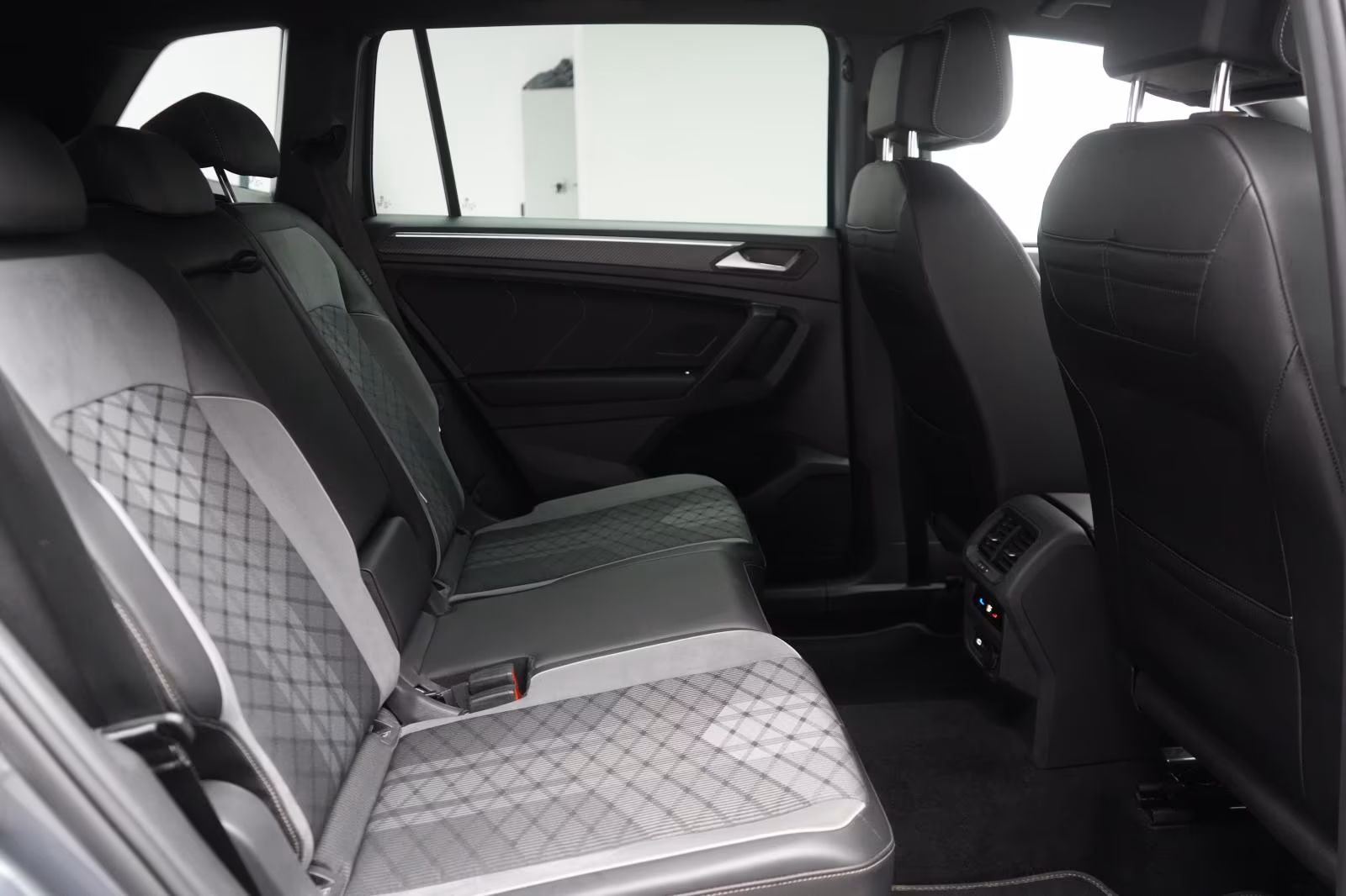 (B-606) Volkswagen Tiguan Allspace 2.0 TSI 4Motion DSG R-Line ACC/K - Image 11