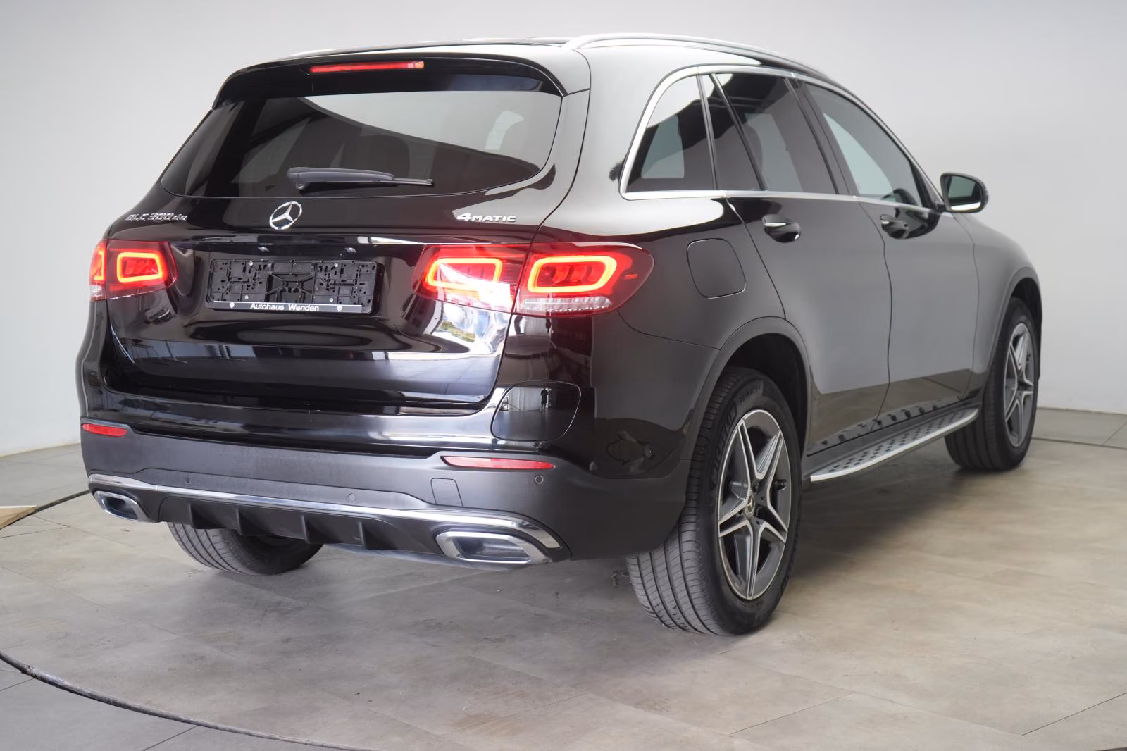 (B-515) Mercedes-Benz(Hybrid) GLC 300 de 4Matic 9G-Tronic AMG CarPlay/Tem - Image 5