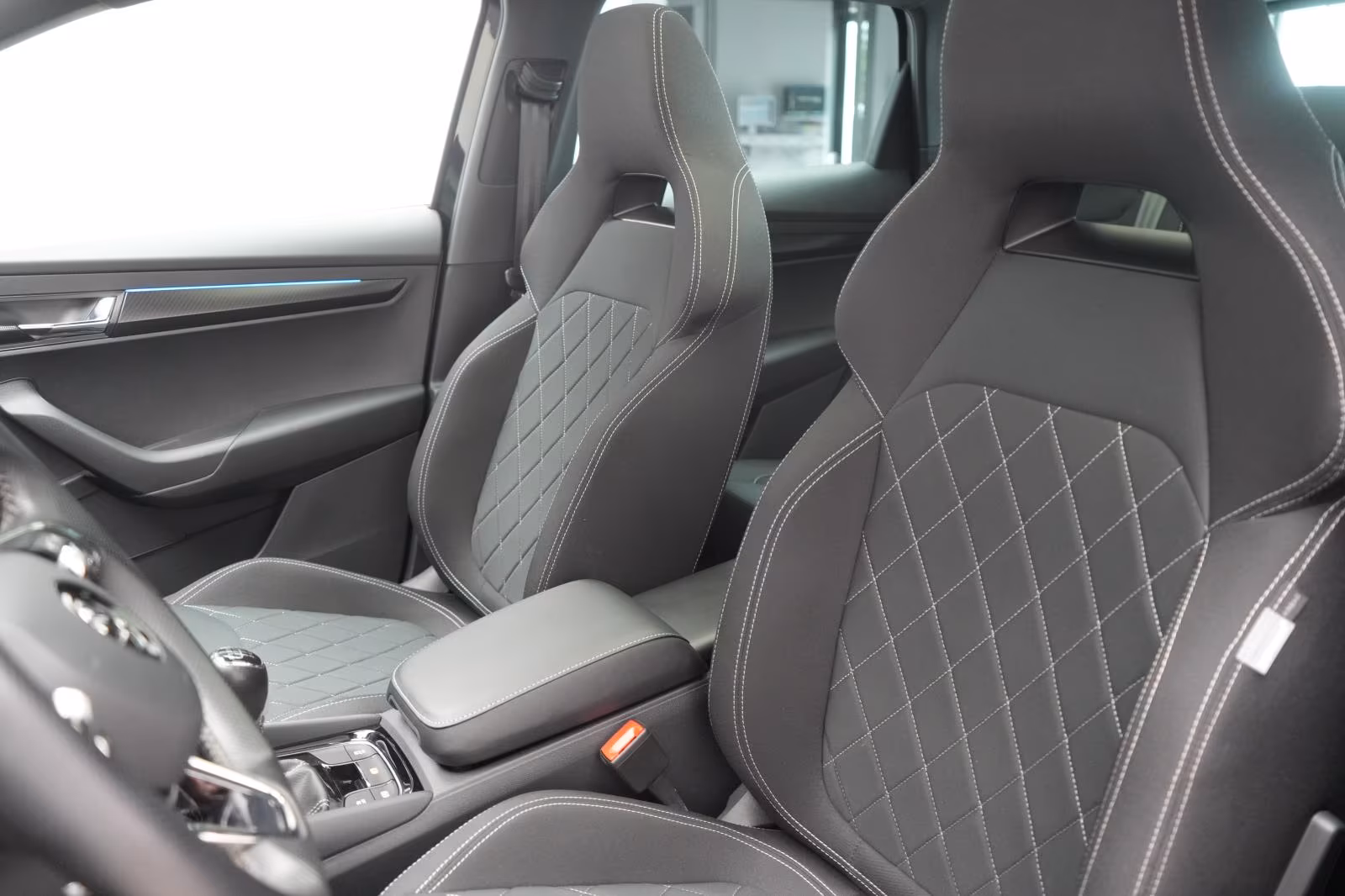 (B-614) Skoda Karoq 2.0 TDI Sportline ACC/Virtual/Pano/Kamera/ - Image 7