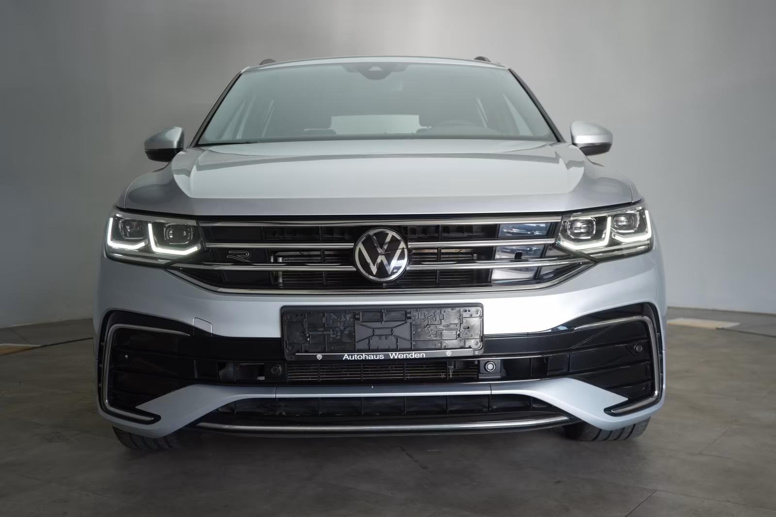(B-648) Volkswagen Tiguan 2.0 TDI DSG R line ACC/Lane/Appconnect/AH - Image 2