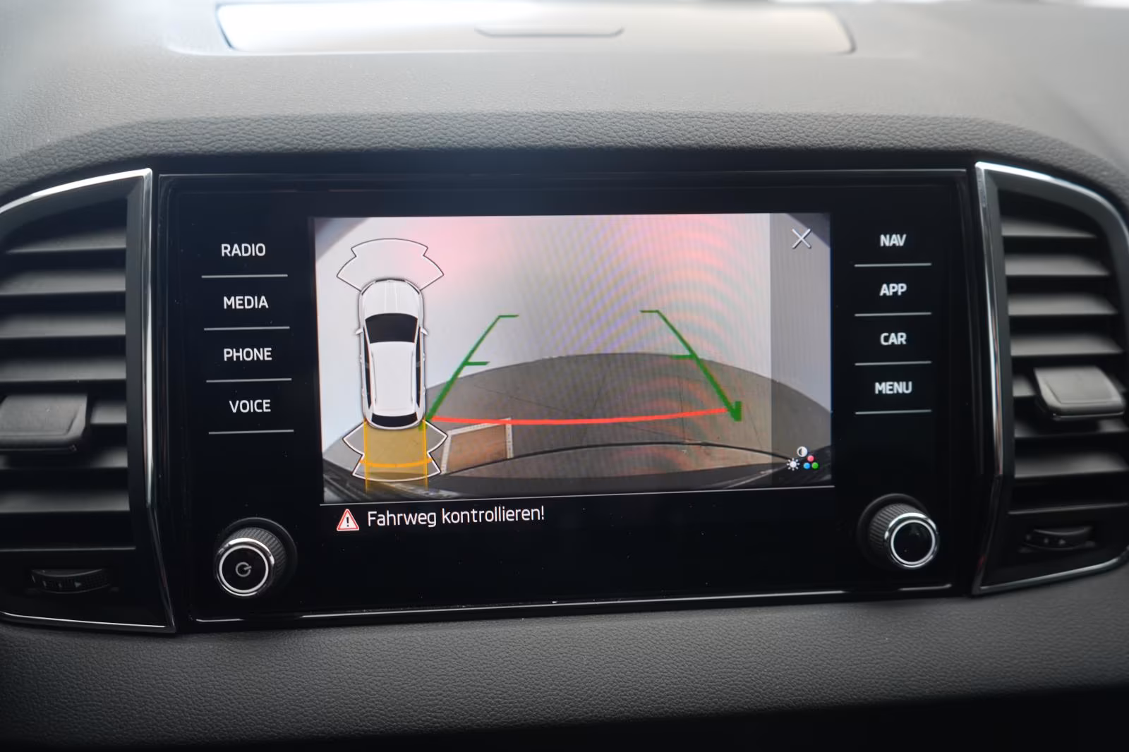 (B-290) Skoda Karoq 2.0 TDI Style CarPlay/Temp/Klimaauto - Image 13