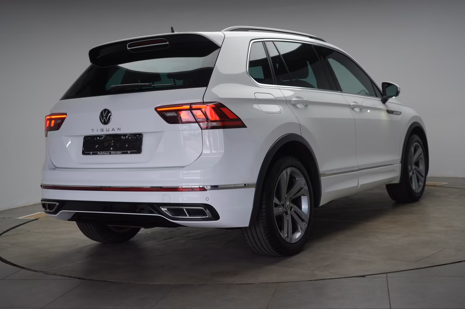 (B-655) Volkswagen Tiguan 2.0 TDI DSG R Line ACC/Virtual/Lane/AHK/ - Image 5