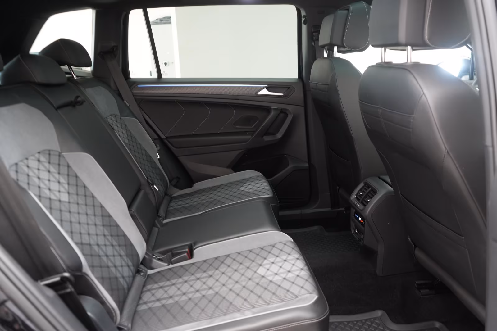 (B-589) Volkswagen Tiguan Allspace 2.0 TDI 4Motion DSG R-Line ACC/K - Image 11