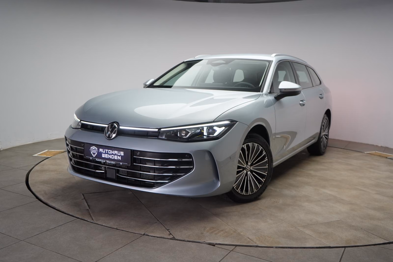 (B-270) Volkswagen Passat Variant 1.5 ETSI Elegance DSG - Image 3