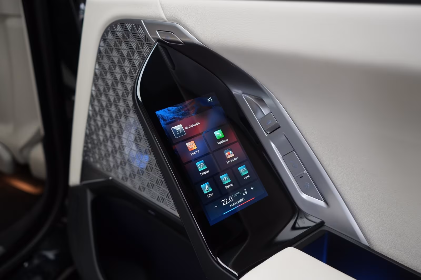 (B-261) BMW i7 M70 xDrive TheatreScreen/Sky Lounge/HUD/B&W/L - Image 20