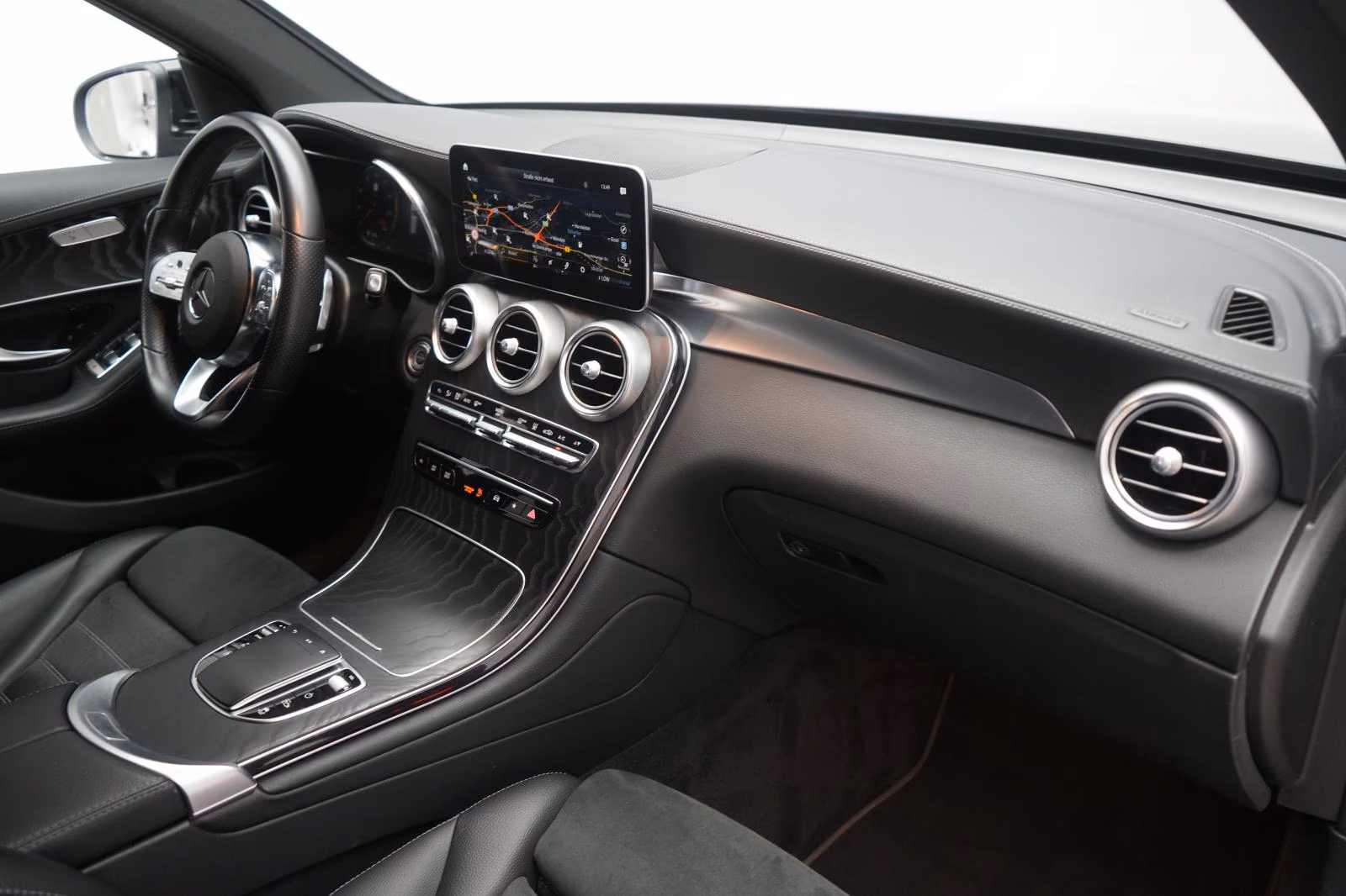 (B-515) Mercedes-Benz(Hybrid) GLC 300 de 4Matic 9G-Tronic AMG CarPlay/Tem - Image 10