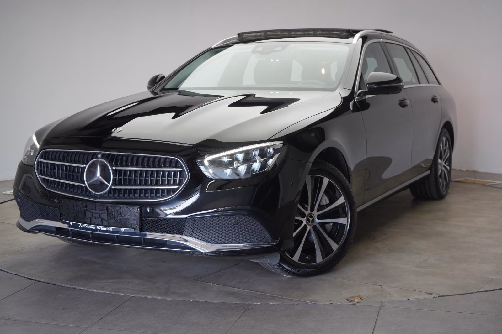 (B-039) Mercedes-Benz(Hybrid) E 300 de 4Matic T Avantgarde Leder/Distronic/Kam - Image 3