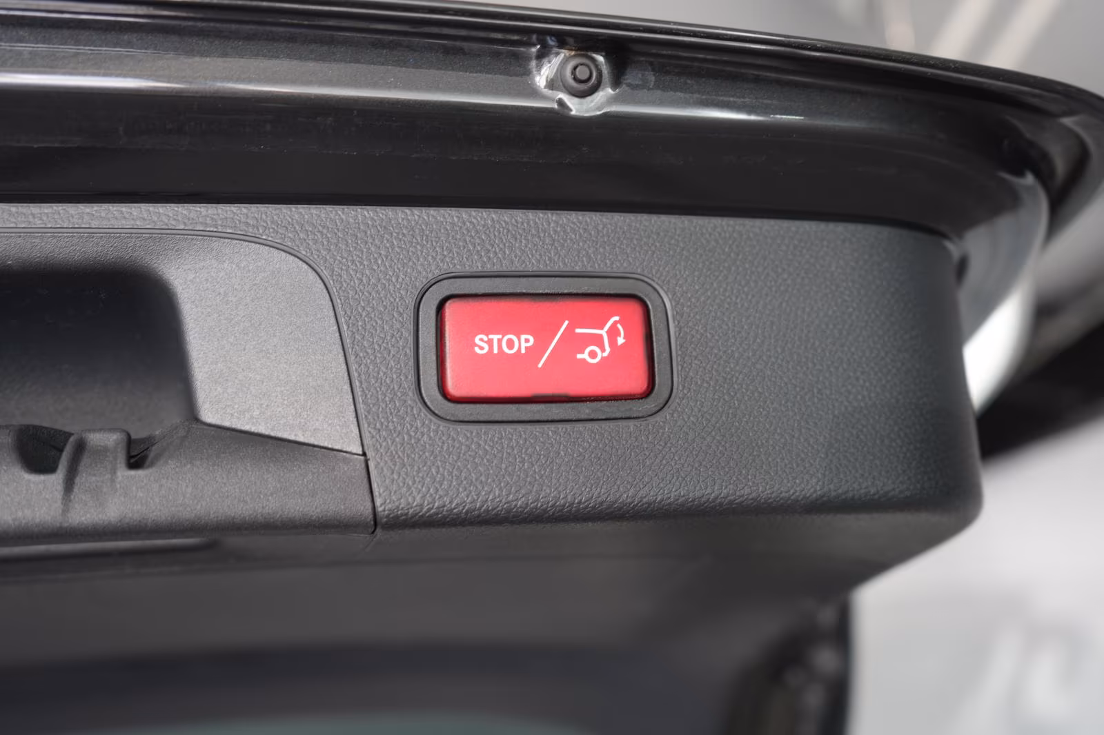 (B-088) Mercedes-Benz GLC 300 e 4Matic 9G-Tronic Distronic/Carplay/Lan - Image 30