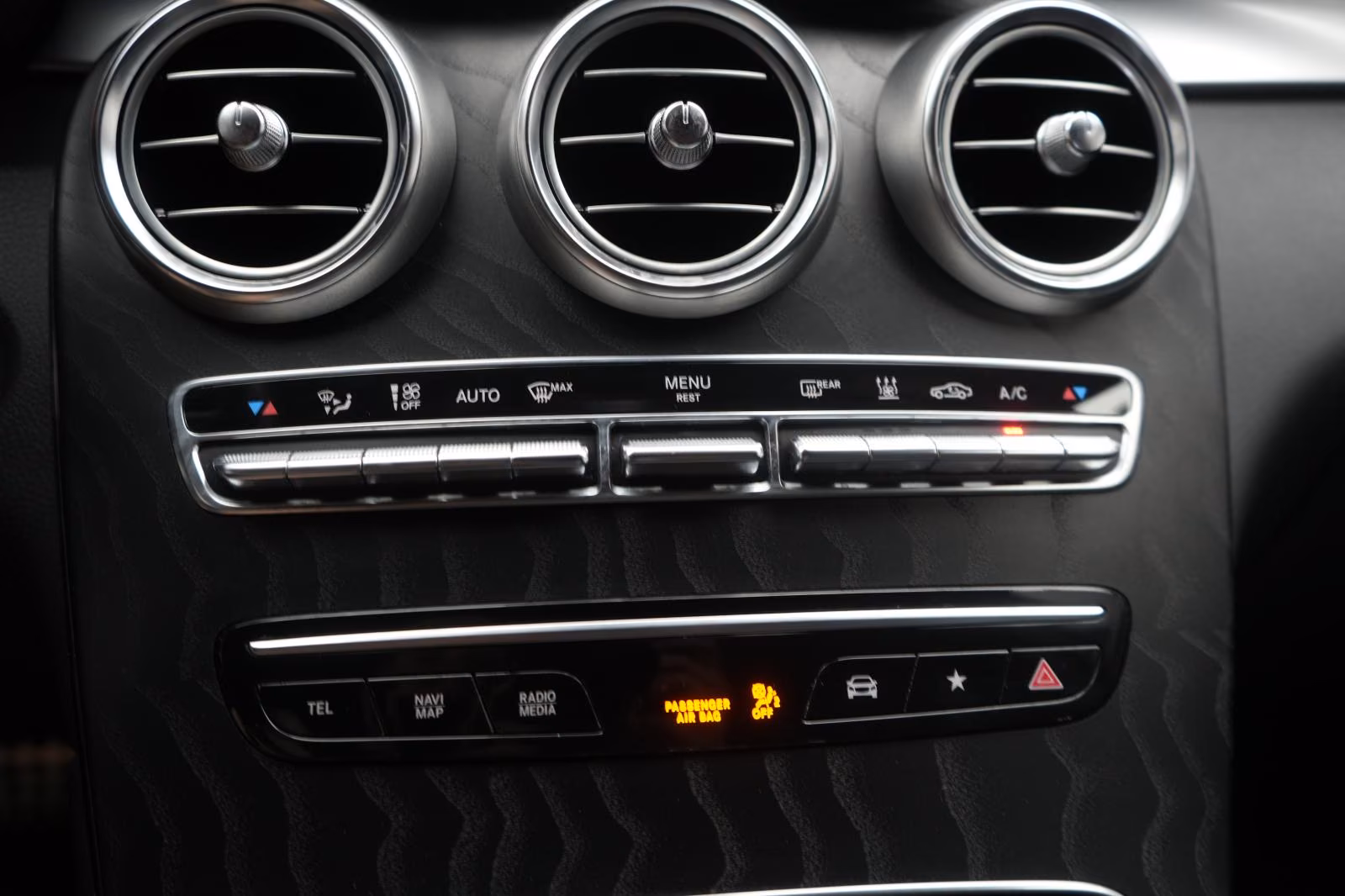 (B-515) Mercedes-Benz(Hybrid) GLC 300 de 4Matic 9G-Tronic AMG CarPlay/Tem - Image 14
