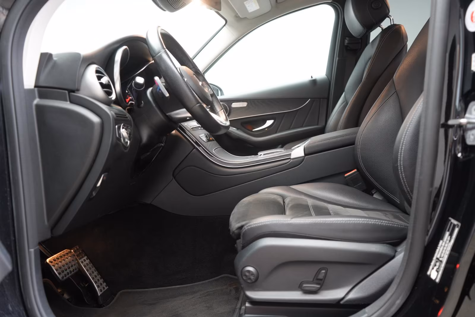(B-084) Mercedes-Benz(Hybrid) GLC 300 de 4Matic 9G-Tronic AMG Line CarPlay/ - Image 6