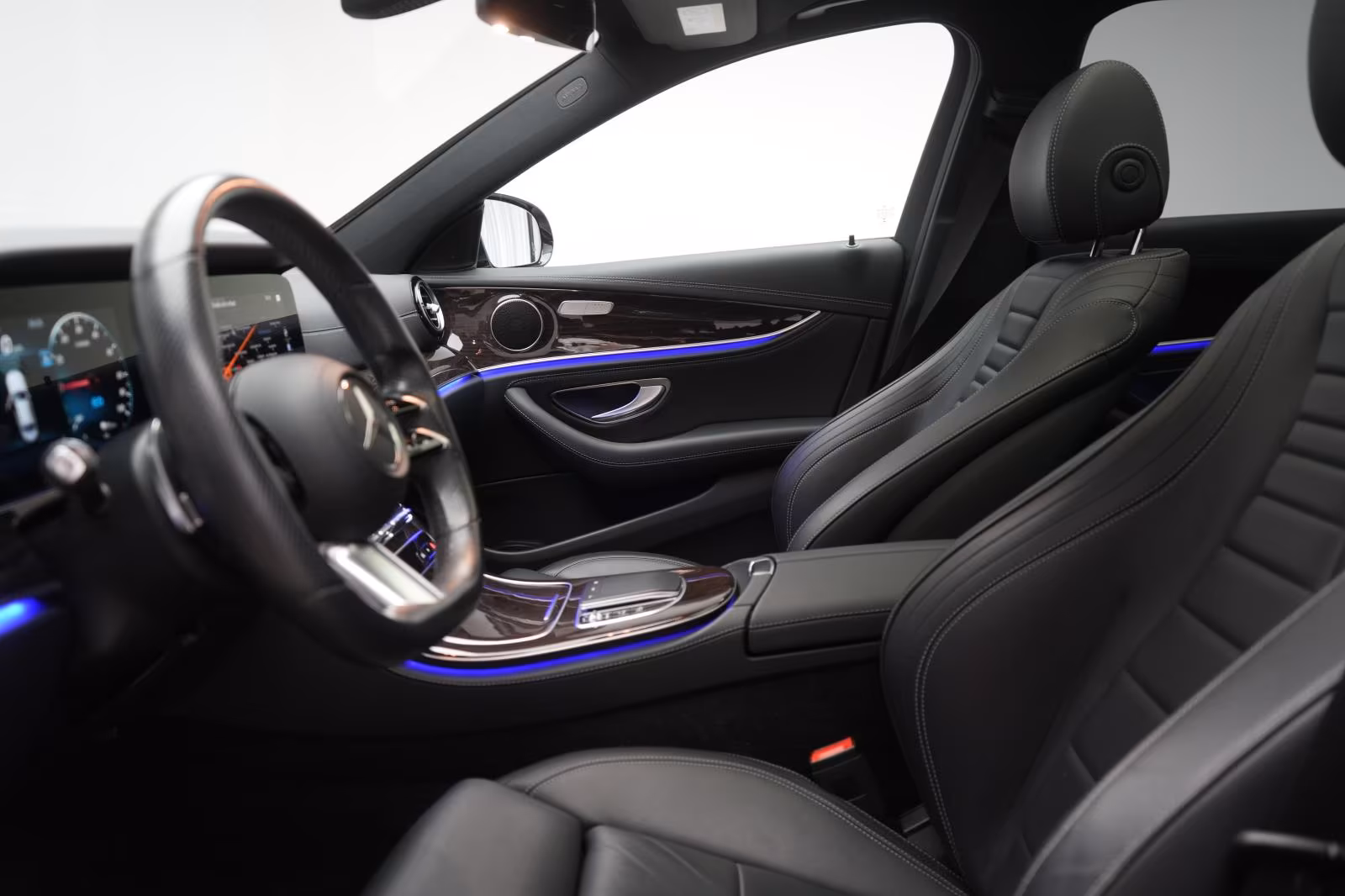 (B-093) Mercedes-Benz(Hybrid) E 300 e 9G-Tronic AMG Line - Image 6