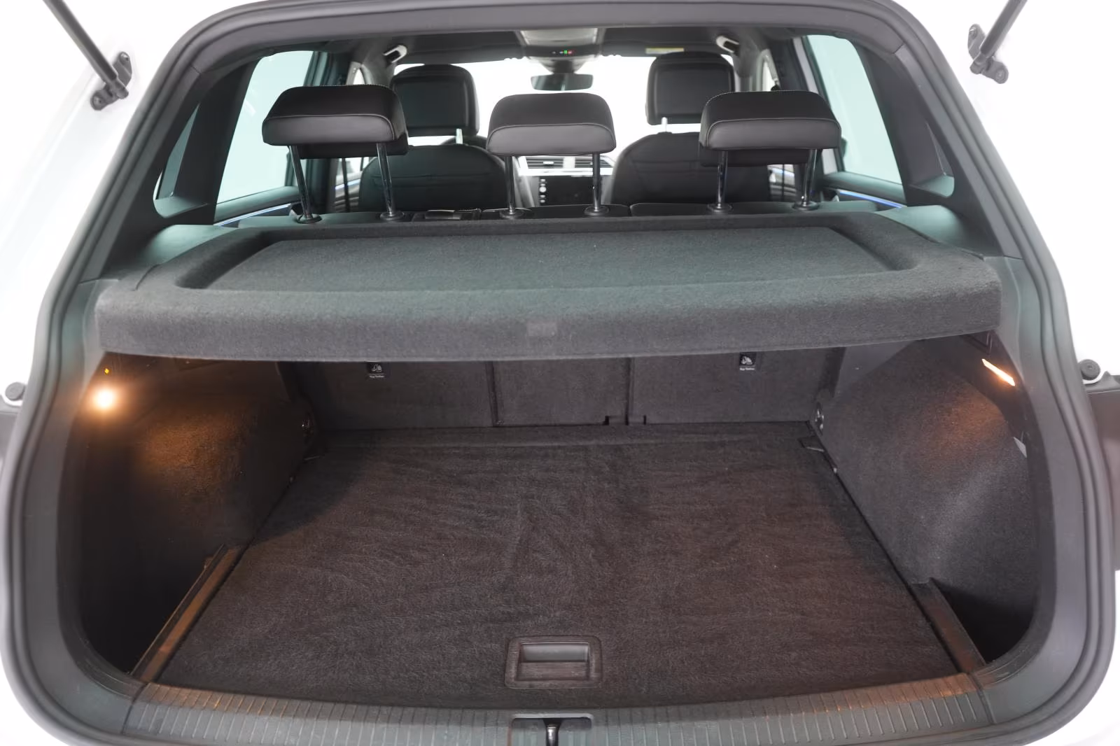 (B-655) Volkswagen Tiguan 2.0 TDI DSG R Line ACC/Virtual/Lane/AHK/ - Image 20