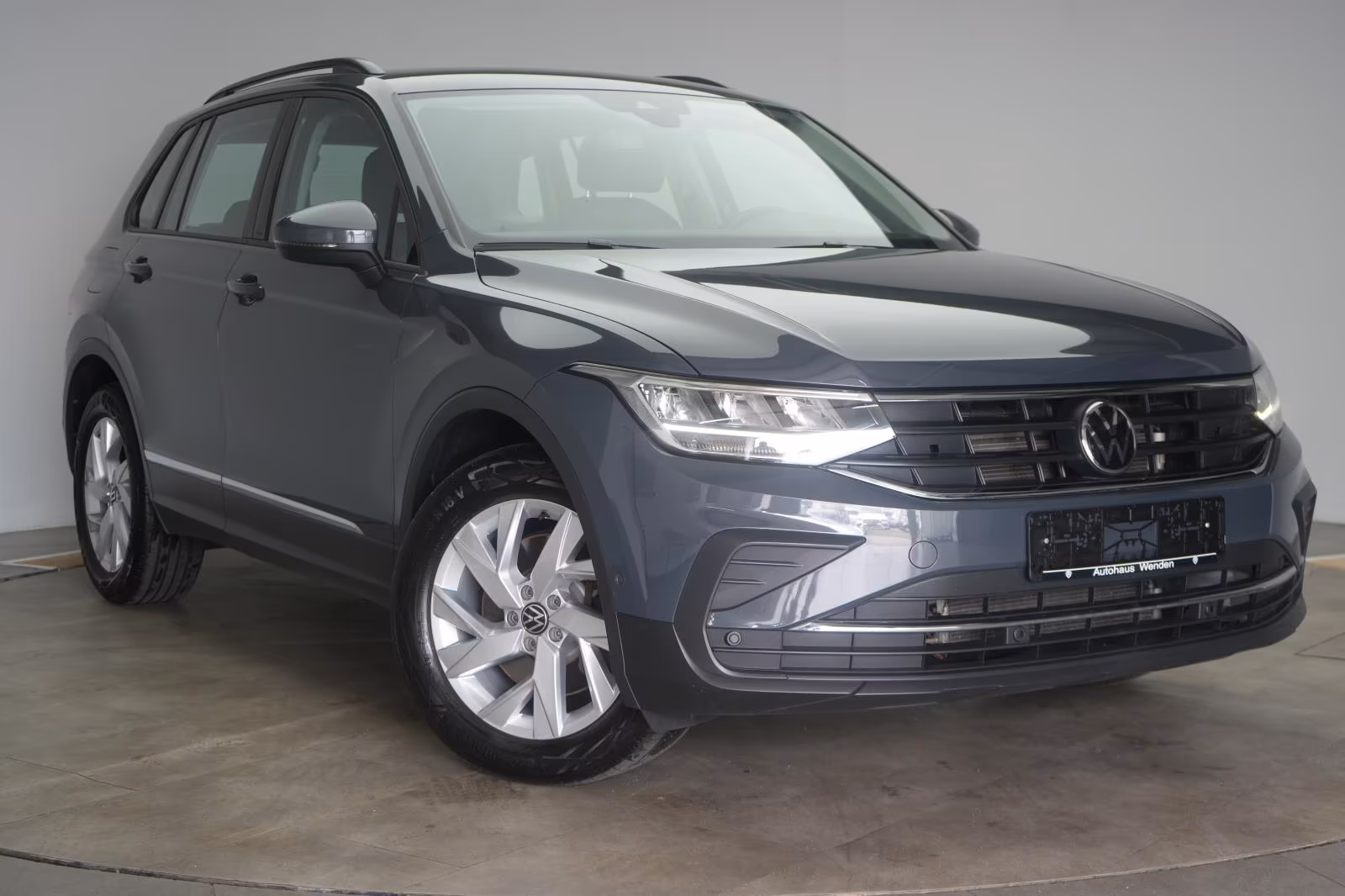 (B-133) Volkswagen Tiguan 2.0 TDI 4Motion DSG Navi/ACC/AHK - Image 1