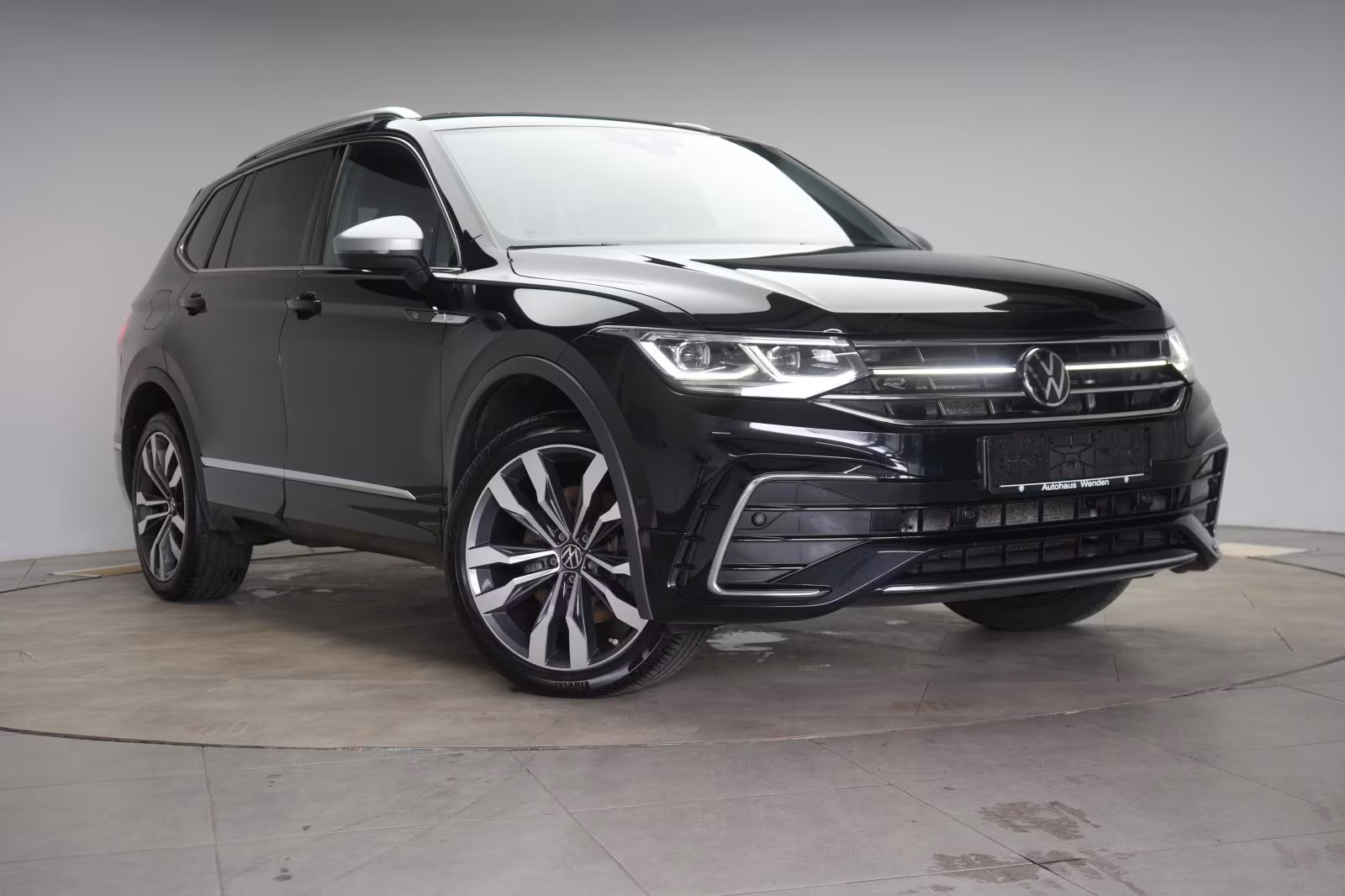 (B-674) Volkswagen(7 ghế) Tiguan Allspace 2.0 TDI 4Motion DSG R-Line ACC/K - Image 1