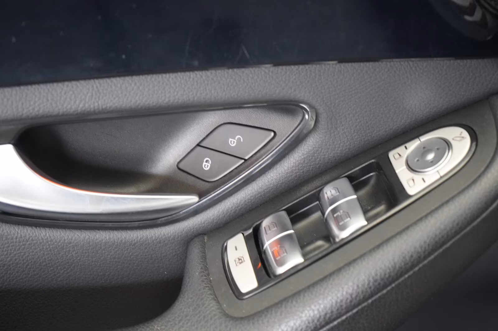 (B-088) Mercedes-Benz GLC 300 e 4Matic 9G-Tronic Distronic/Carplay/Lan - Image 15
