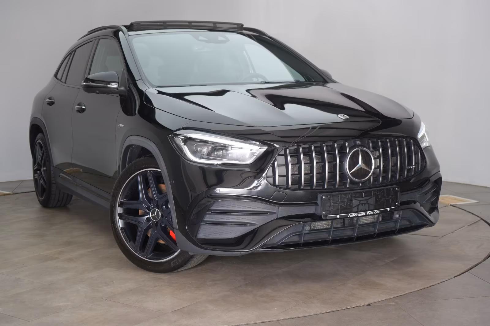 (B-086) Mercedes-Benz GLA 35 AMG 4Matic Pano/STHZ/HUD/360Kamera - Image 1