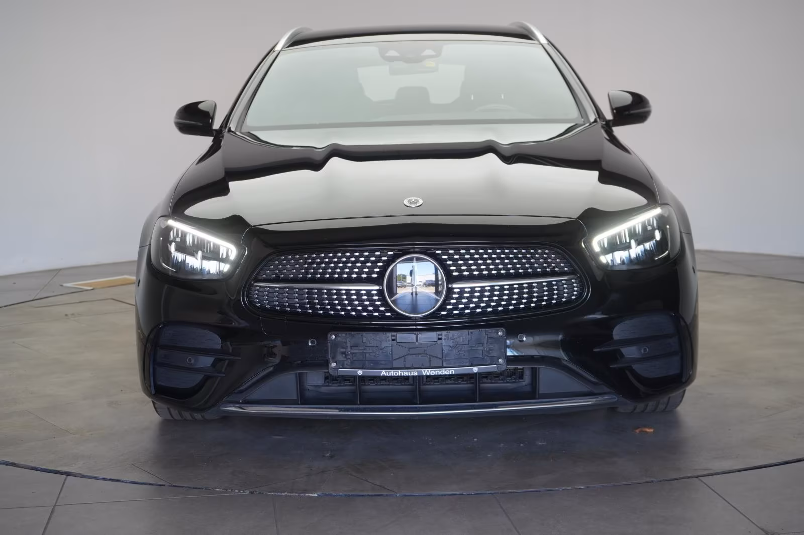 (B-599) Mercedes-Benz(7 ghế) E 300 d 4Matic T 9G-Tronic AMG Distroni - Image 2