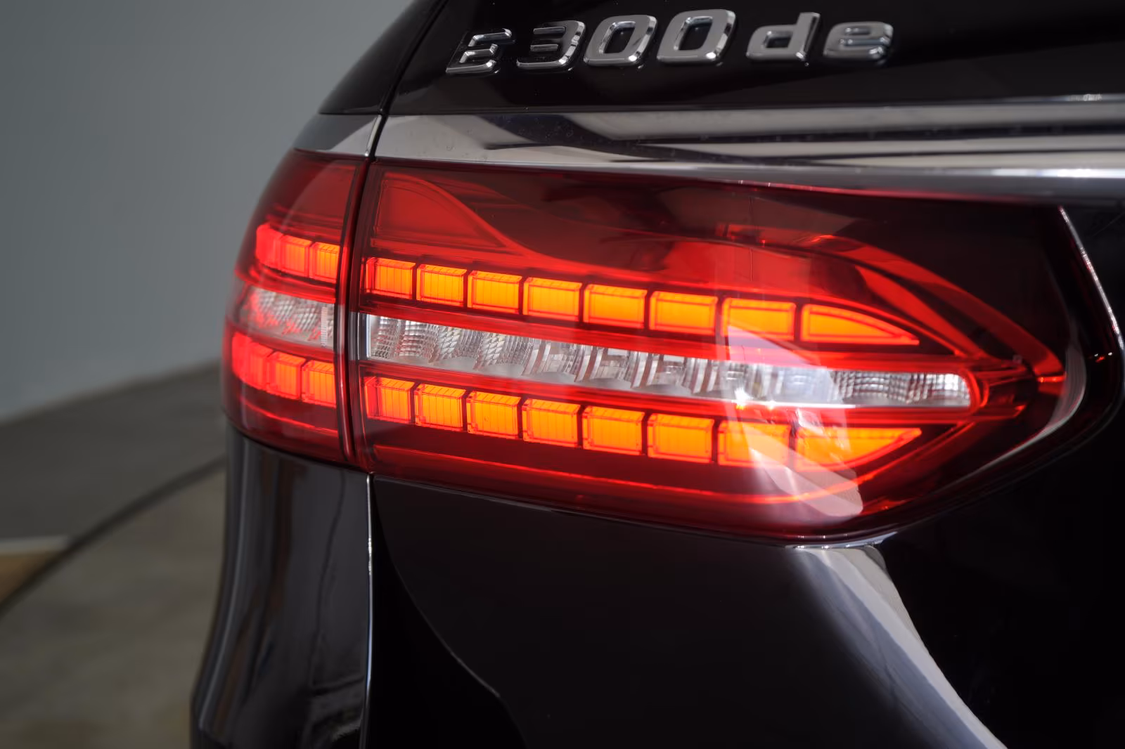 (B-252) Mercedes-Benz(Hybrid) E 300 de T 9G-Tronic AMG Distronic/Kamera/HUD/La - Image 27