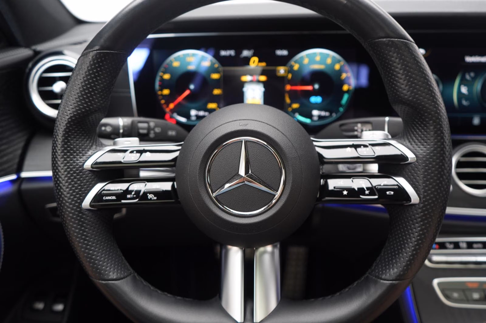 (B-150) Mercedes-Benz(Hybrid) E 300 e T AMG Distronic/Kamera/Pano/Carplay/Lane - Image 17
