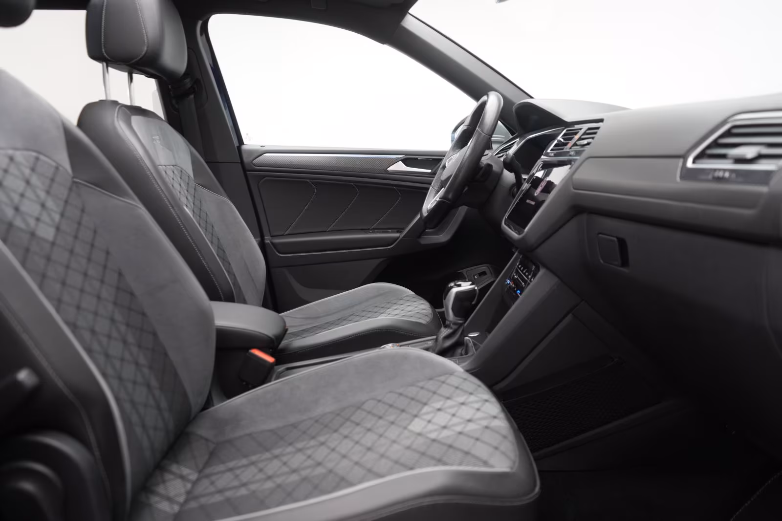 (B-566) Volkswagen Tiguan 2.0 TSI 4Motion DSG R-Line - Image 9