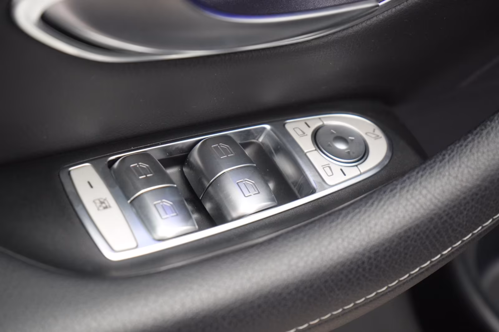 (B-252) Mercedes-Benz(Hybrid) E 300 de T 9G-Tronic AMG Distronic/Kamera/HUD/La - Image 13