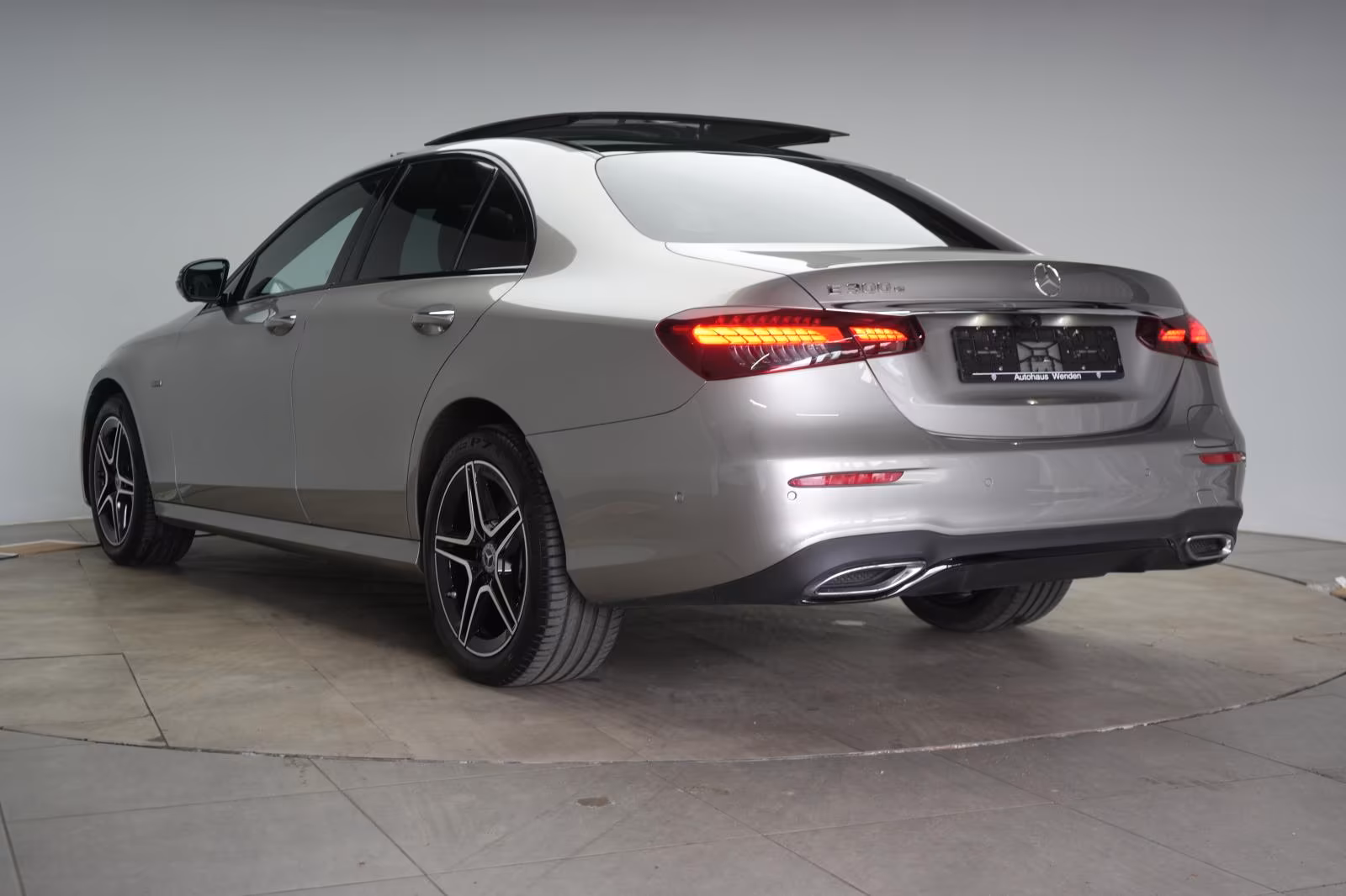 (B-093) Mercedes-Benz(Hybrid) E 300 e 9G-Tronic AMG Line - Image 4