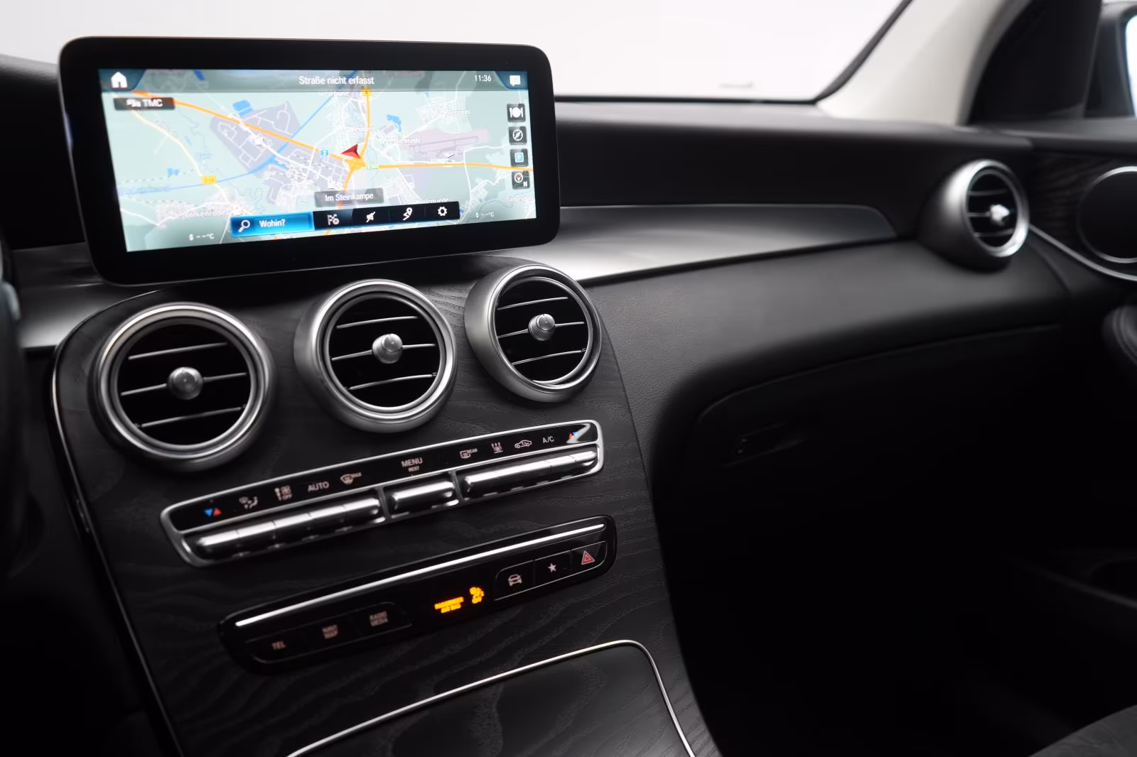 (B-084) Mercedes-Benz(Hybrid) GLC 300 de 4Matic 9G-Tronic AMG Line CarPlay/ - Image 16