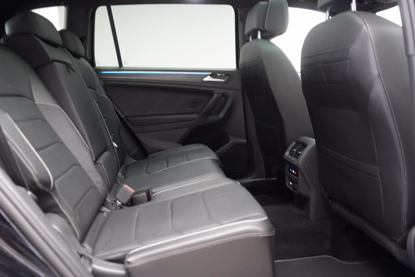 (B-538) Volkswagen Tiguan Allspace 2.0 TDI 4Motion DSG R-Line Leder - Image 9