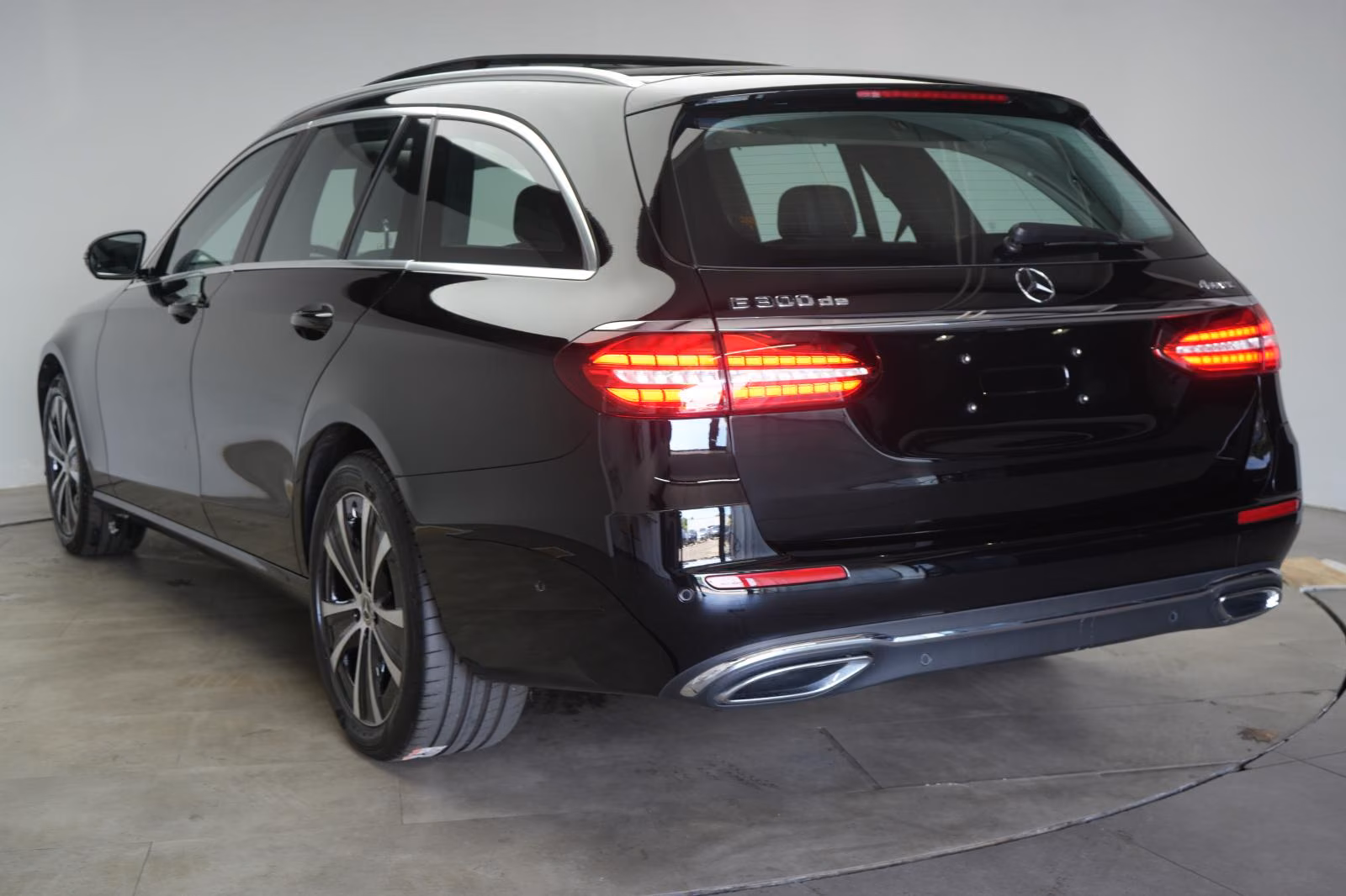 (B-039) Mercedes-Benz(Hybrid) E 300 de 4Matic T Avantgarde Leder/Distronic/Kam - Image 4