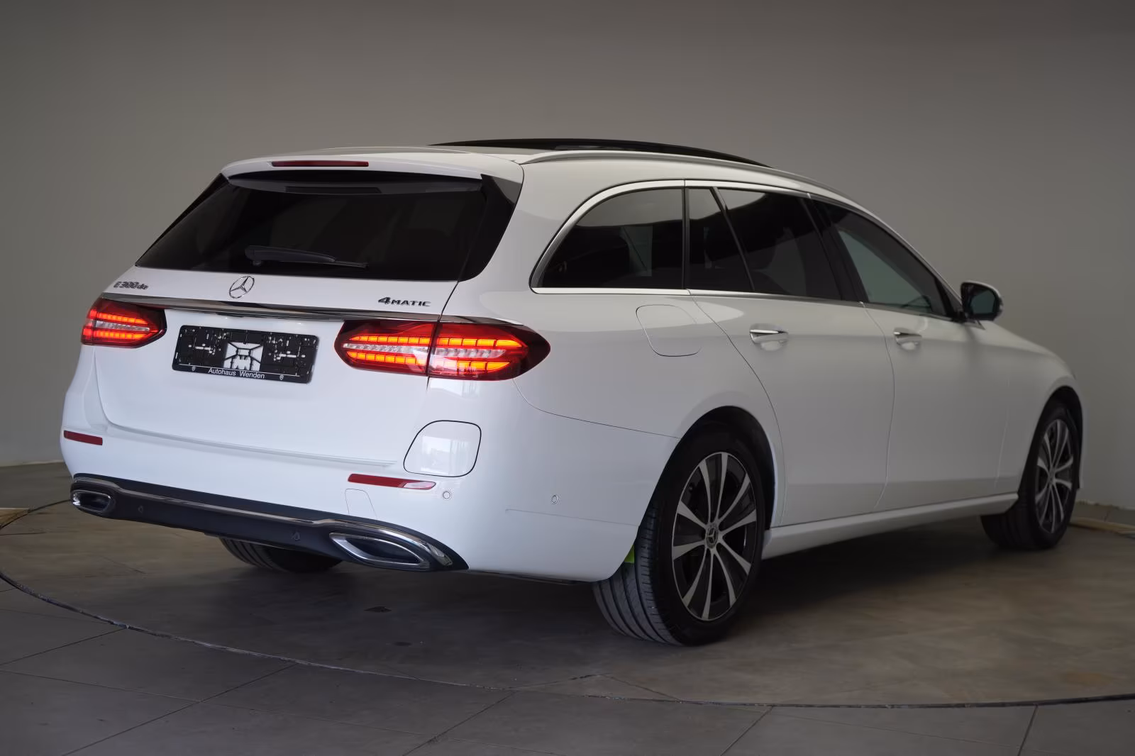 (B-222) Mercedes-Benz(Hybrid) E 300 de 4Matic T 9G-Tronic Avantgarde Temp/Ka - Image 5