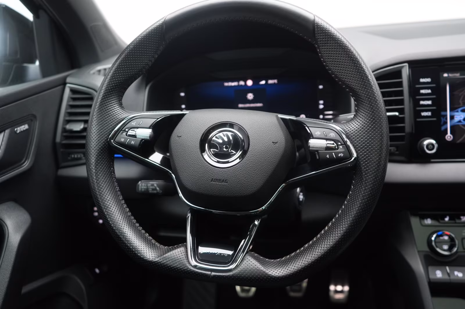 (B-614) Skoda Karoq 2.0 TDI Sportline ACC/Virtual/Pano/Kamera/ - Image 19