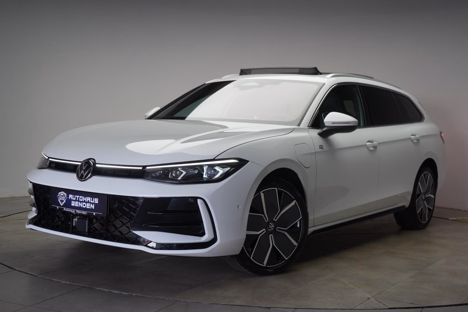 (B-479) Volkswagen(Hybrid) Passat 1.5 e-Hybrid DSG R-Line ACC/Kamera/Pano/L - Image 3