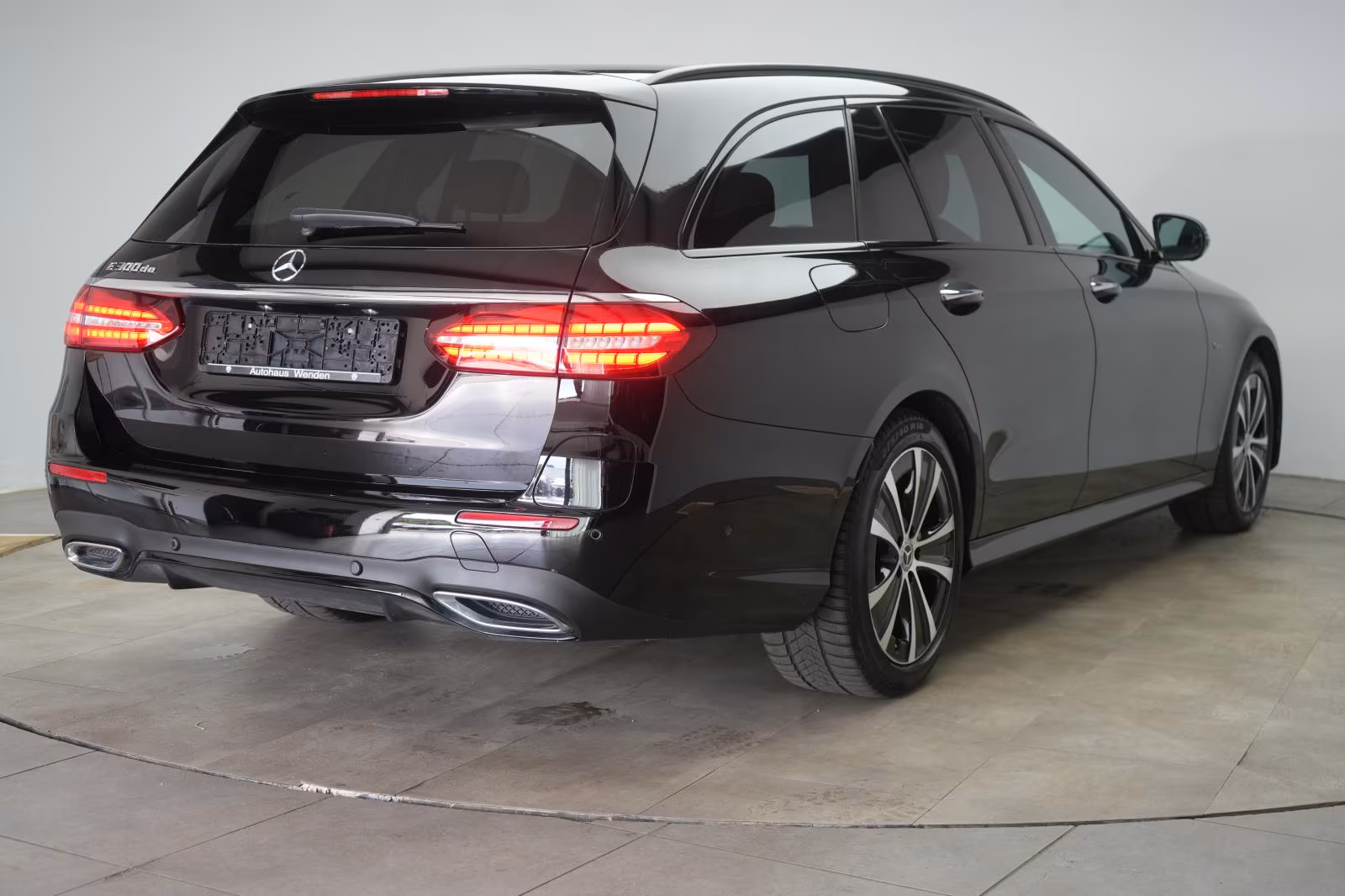 (B-252) Mercedes-Benz(Hybrid) E 300 de T 9G-Tronic AMG Distronic/Kamera/HUD/La - Image 5