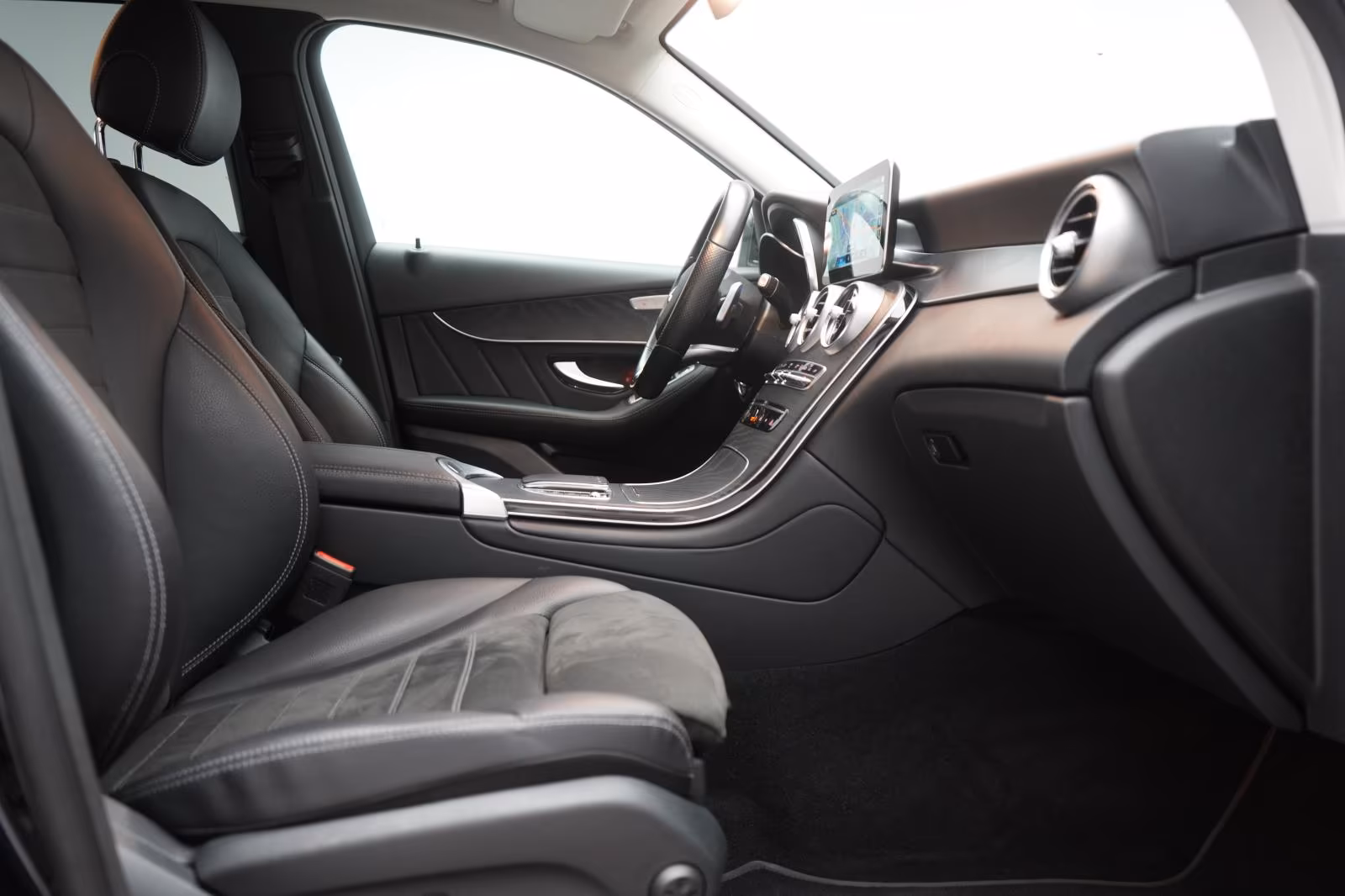 (B-084) Mercedes-Benz(Hybrid) GLC 300 de 4Matic 9G-Tronic AMG Line CarPlay/ - Image 9