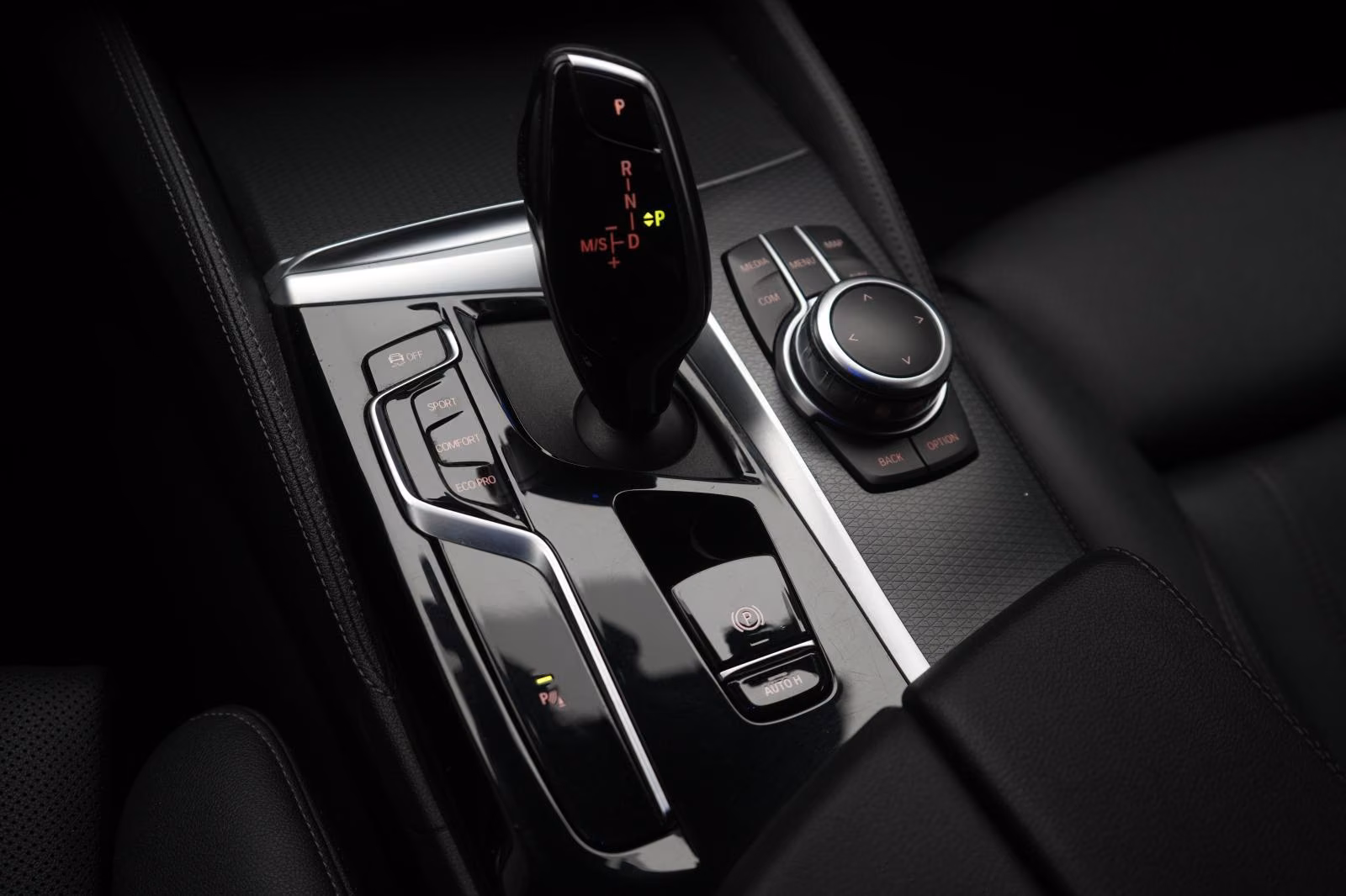 (B-323) BMW 520 d M-Sport Leder/Temp/Kamera/H&K/Carplay - Image 12